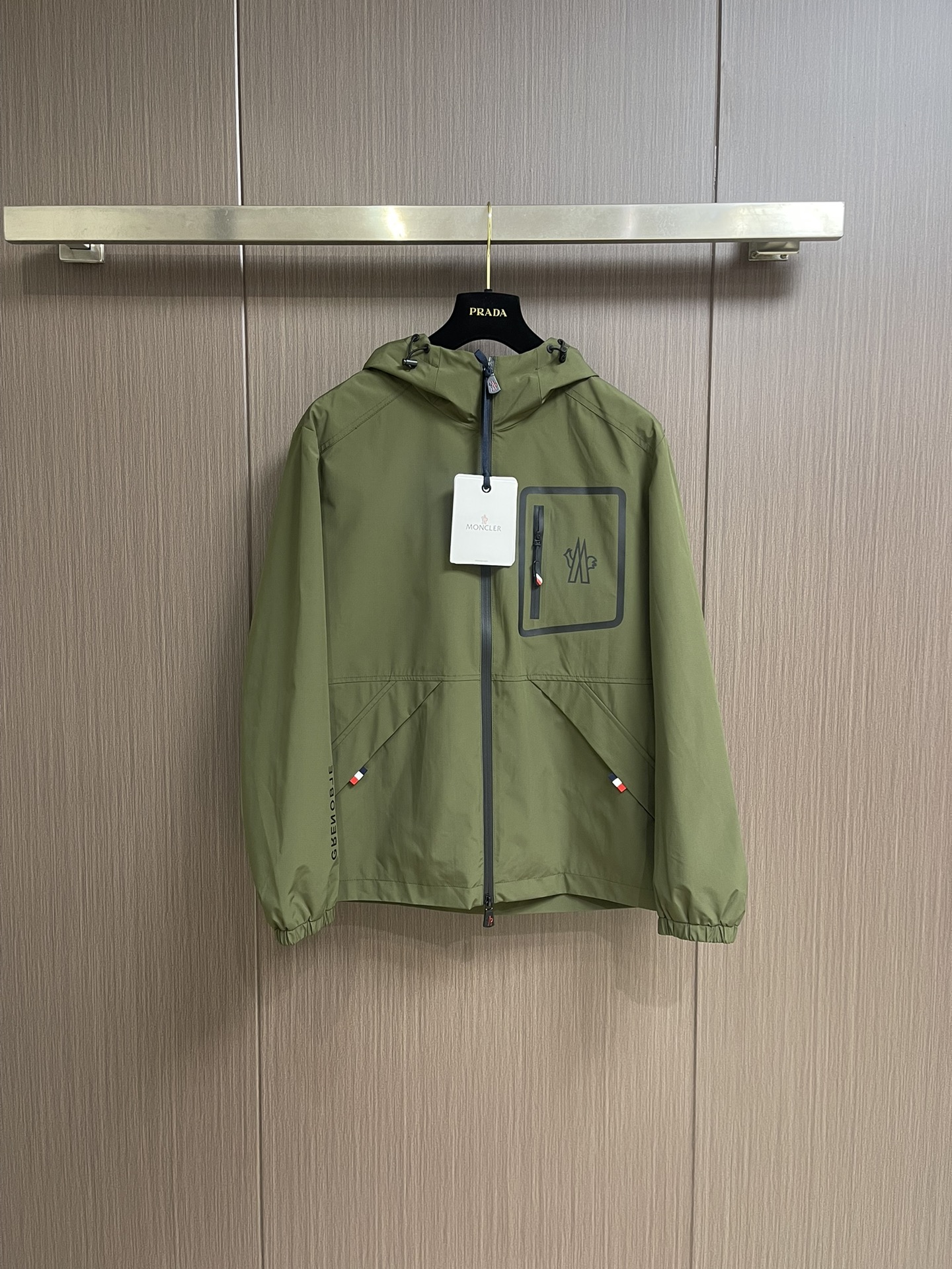 NO:121753,Moncler 2025ss early spring new men's hooded sunscreen jacket jacket, high-end version, customized fabric, breathable and comfortable, impeccable details, excellent brand style. Size 48-56,,christian louboutin,jackets & coats,jackets & coats,hats,alexander wang19860909Moncler 2025ss早春新款男士连帽防晒夹克外套,高端版本 定制面料 透气舒适度高,细节无可挑剔,品牌版型超赞.尺码48-56,,christian louboutin,jackets & coats,jackets & coats,hats,alexander wang,Men's clothing