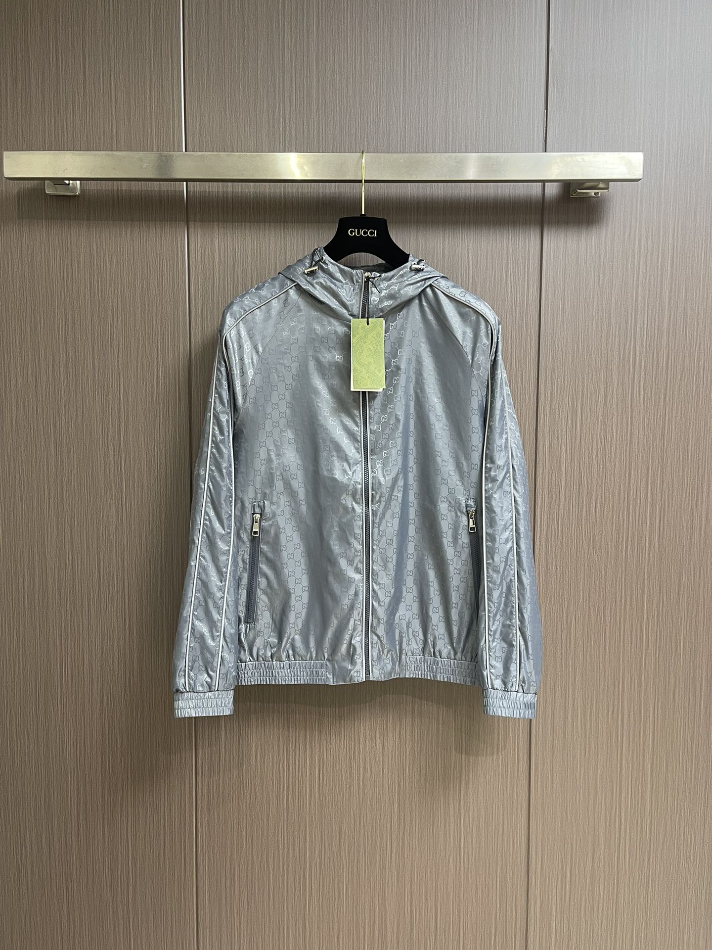 NO:118484,GUCCI 2025ss early spring new old-fashioned hooded jacket, handsome and stylish design!  A versatile must-have item that easily creates a cool and handsome atmosphere. The printed brand is full of old-fashioned sense. It is particularly eye-catching in the low-key and fashionable contrasting design. The loose style is versatile and can be controlled by any figure!  Original custom imported memory silk fabric is light and breathable!  Full set of mold opening hardware accessories. Size 48-56, gucci, jackets & coats, jackets & coats, hats, alexander wang19860909GUCCI 2025ss早春新品老花连帽夹克外套,设计帅气有型！百搭必备单品,轻松营造酷帅氛围感,满印的品牌老花高级感满满,在低调又时髦撞色设计特别吸睛,宽松版型百搭人,任何身材都能驾驭！原版定制进口记忆丝面料质感轻盈透气！全套开模五金配件.尺码48-56,,gucci,jackets & coats,jackets & coats,hats,alexander wang,Men's clothing