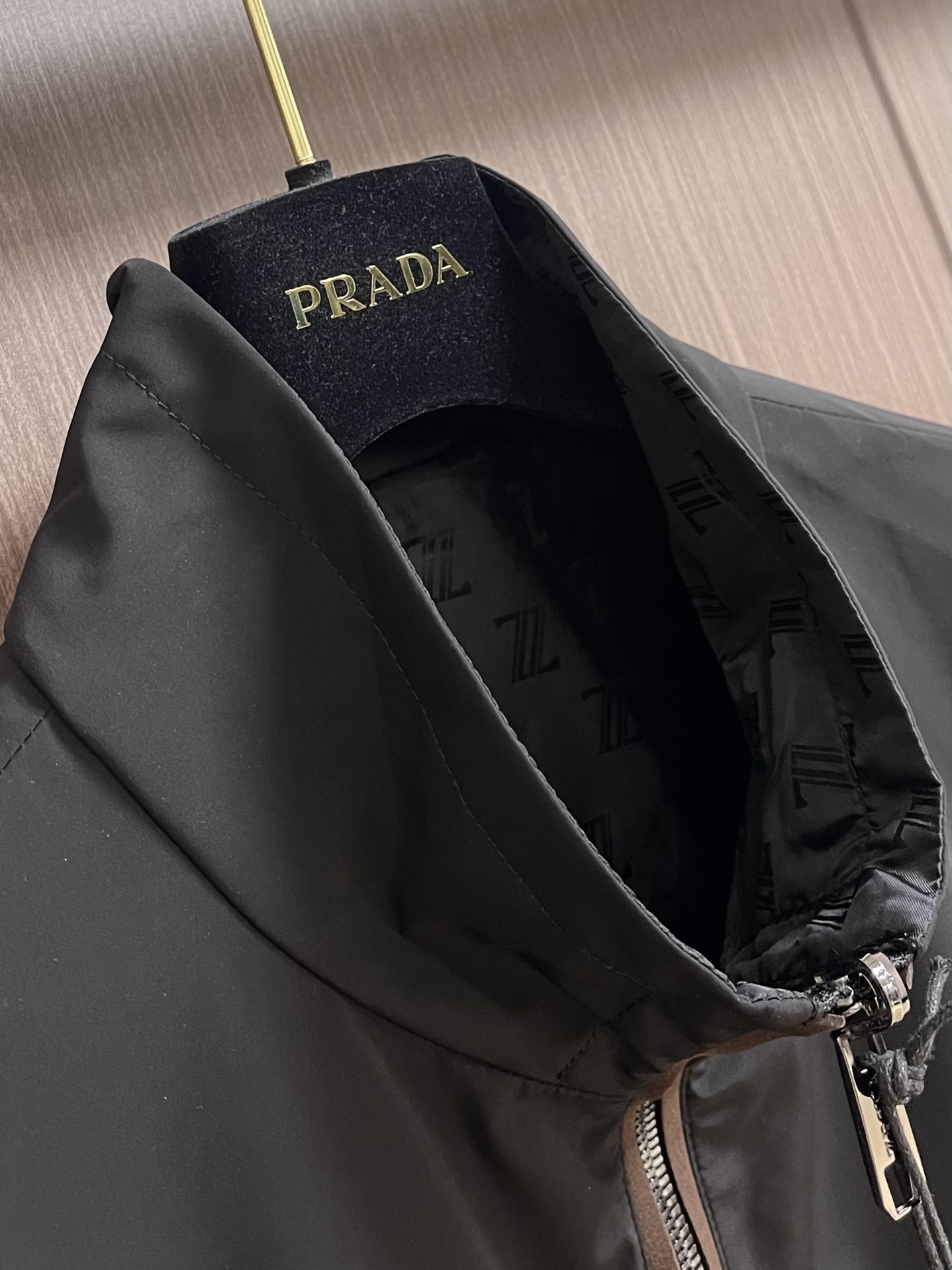 💰400
ZEGNA✌ 2025SS春夏新款立领夹克外套，舒适而高级。以其独特的立体剪裁拼接设计，展现出高贵典雅和时尚潮流的完美结合，让你成为众人瞩目的焦点。精选高品质的面料，柔软细腻，品牌风格展现的淋漓尽致。不仅让外套具备了多种搭配方式，还大大增加了层次感和时尚感，让你的穿搭更具个性化和品味。精致剪裁和细节处理，完美展现 zegna 的精湛工艺和匠心，每一个细节都彰显着品质与尊贵，让你的着装尽显绅士风范。尺码：48-56