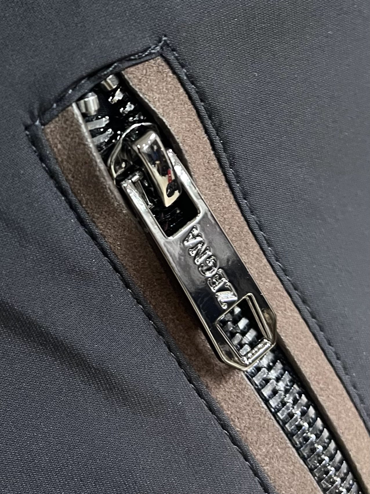 💰400
ZEGNA✌ 2025SS春夏新款立领夹克外套，舒适而高级。以其独特的立体剪裁拼接设计，展现出高贵典雅和时尚潮流的完美结合，让你成为众人瞩目的焦点。精选高品质的面料，柔软细腻，品牌风格展现的淋漓尽致。不仅让外套具备了多种搭配方式，还大大增加了层次感和时尚感，让你的穿搭更具个性化和品味。精致剪裁和细节处理，完美展现 zegna 的精湛工艺和匠心，每一个细节都彰显着品质与尊贵，让你的着装尽显绅士风范。尺码：48-56