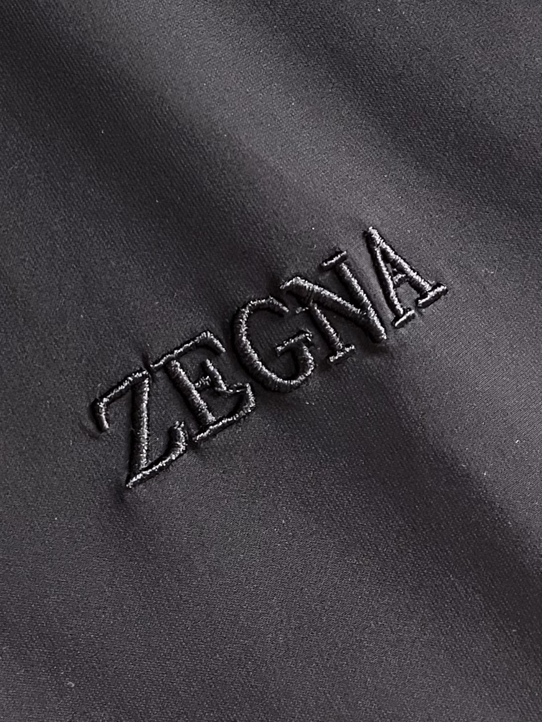 💰400
ZEGNA✌ 2025SS春夏新款立领夹克外套，舒适而高级。以其独特的立体剪裁拼接设计，展现出高贵典雅和时尚潮流的完美结合，让你成为众人瞩目的焦点。精选高品质的面料，柔软细腻，品牌风格展现的淋漓尽致。不仅让外套具备了多种搭配方式，还大大增加了层次感和时尚感，让你的穿搭更具个性化和品味。精致剪裁和细节处理，完美展现 zegna 的精湛工艺和匠心，每一个细节都彰显着品质与尊贵，让你的着装尽显绅士风范。尺码：48-56