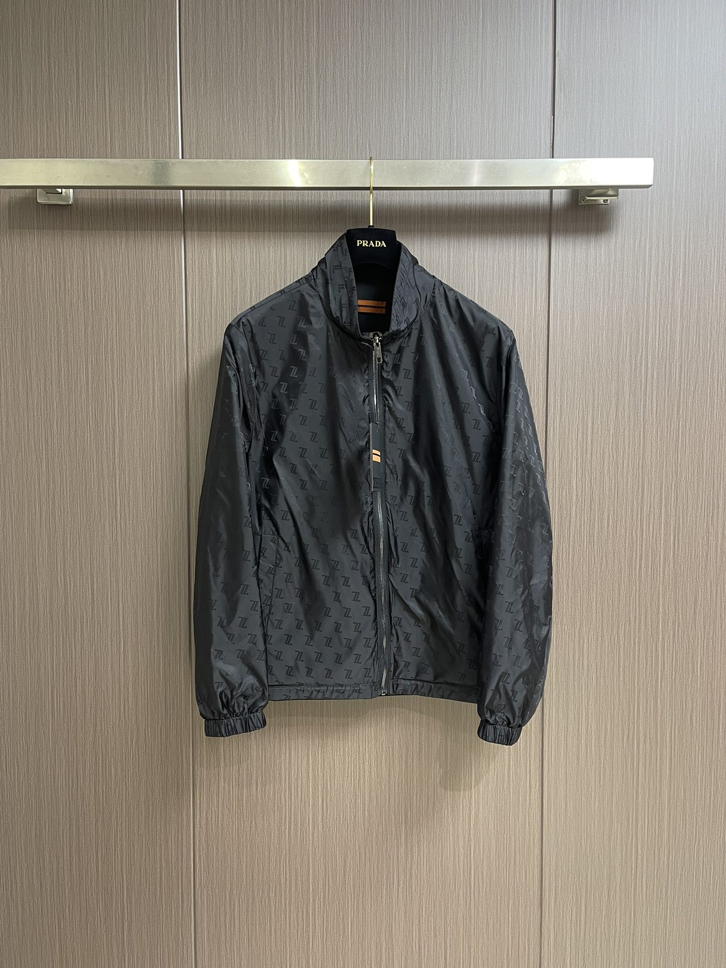 💰400
ZEGNA✌ 2025SS春夏新款立领夹克外套，舒适而高级。以其独特的立体剪裁拼接设计，展现出高贵典雅和时尚潮流的完美结合，让你成为众人瞩目的焦点。精选高品质的面料，柔软细腻，品牌风格展现的淋漓尽致。不仅让外套具备了多种搭配方式，还大大增加了层次感和时尚感，让你的穿搭更具个性化和品味。精致剪裁和细节处理，完美展现 zegna 的精湛工艺和匠心，每一个细节都彰显着品质与尊贵，让你的着装尽显绅士风范。尺码：48-56