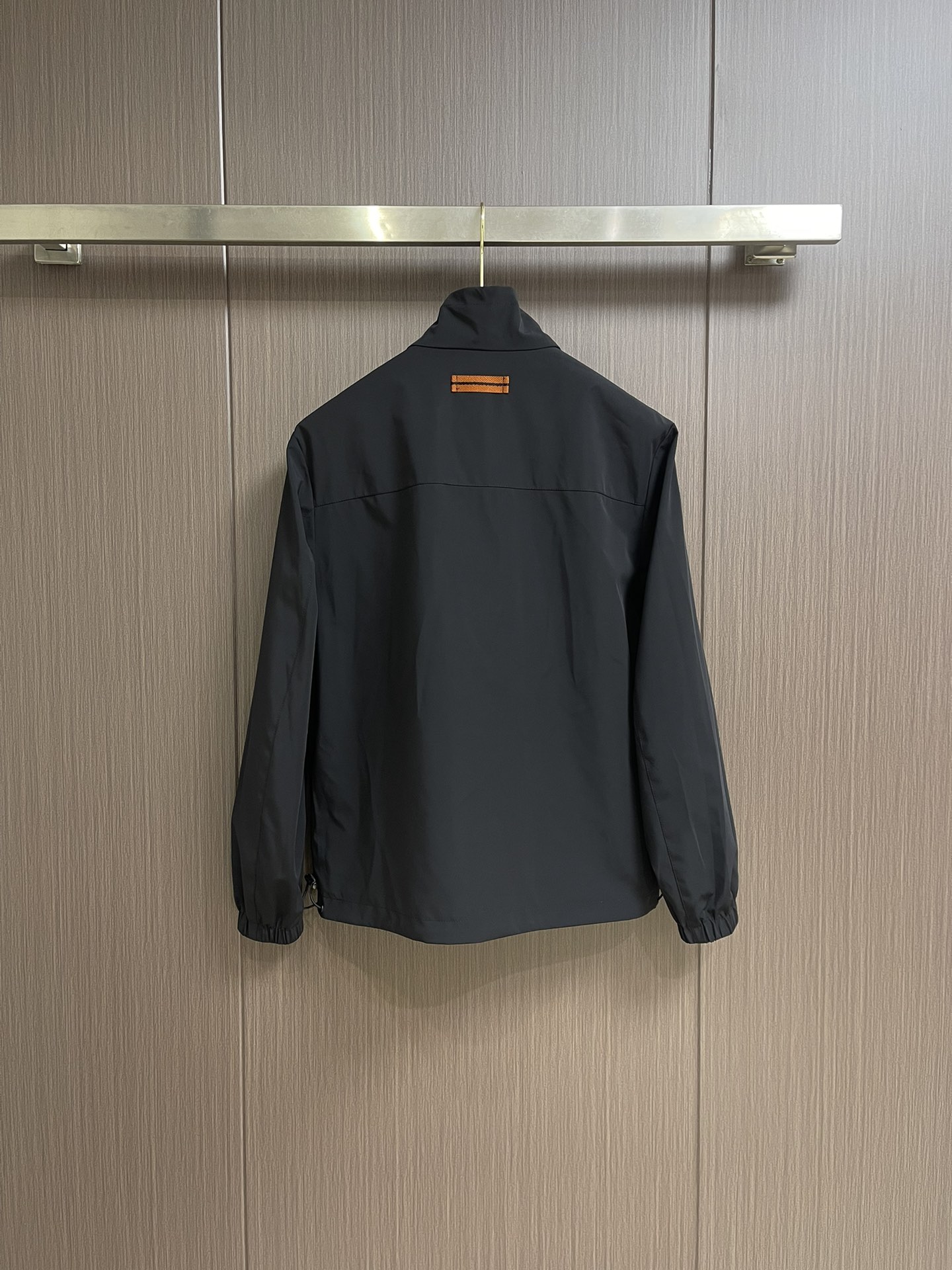 💰400
ZEGNA✌ 2025SS春夏新款立领夹克外套，舒适而高级。以其独特的立体剪裁拼接设计，展现出高贵典雅和时尚潮流的完美结合，让你成为众人瞩目的焦点。精选高品质的面料，柔软细腻，品牌风格展现的淋漓尽致。不仅让外套具备了多种搭配方式，还大大增加了层次感和时尚感，让你的穿搭更具个性化和品味。精致剪裁和细节处理，完美展现 zegna 的精湛工艺和匠心，每一个细节都彰显着品质与尊贵，让你的着装尽显绅士风范。尺码：48-56