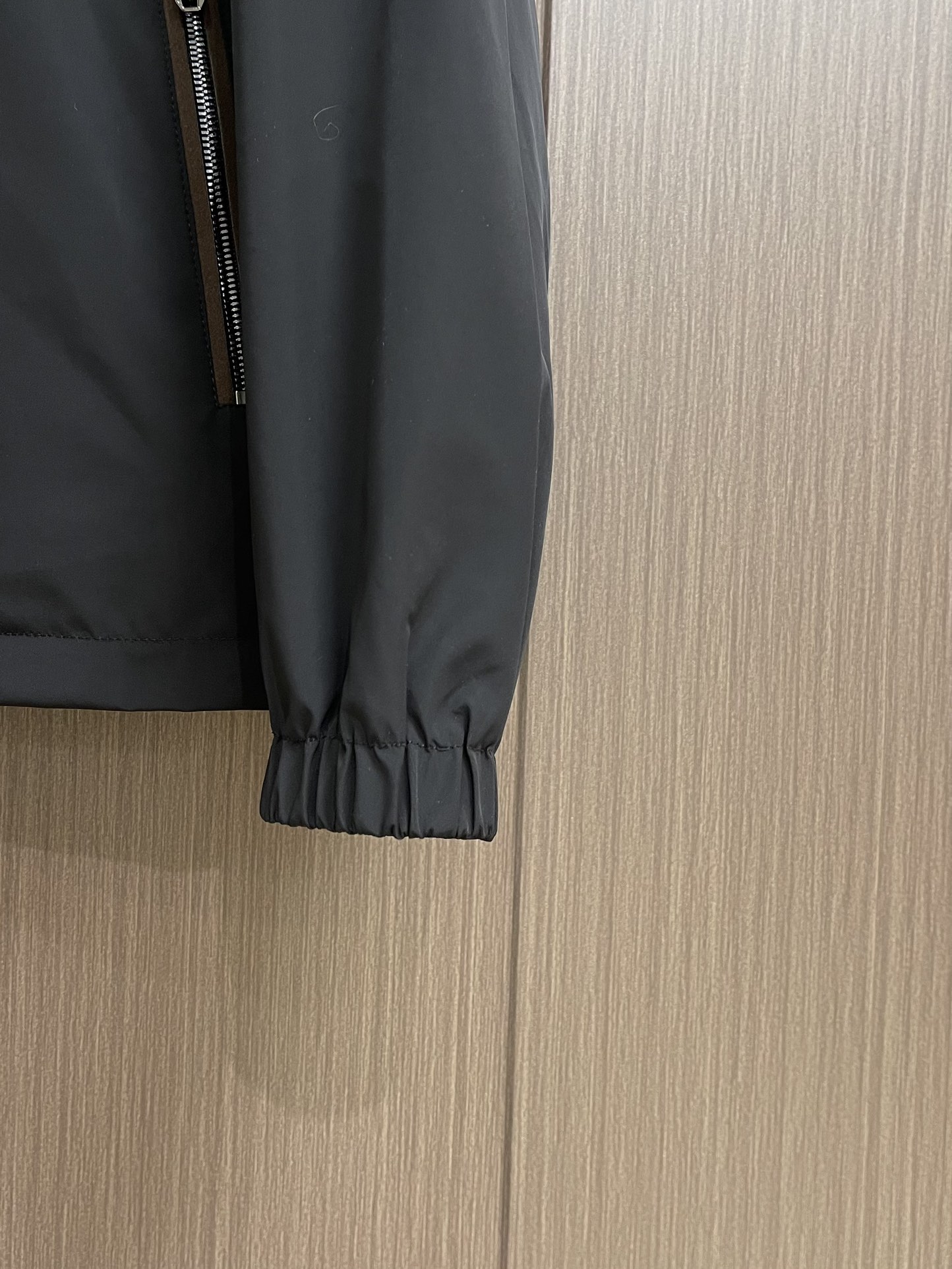 💰400
ZEGNA✌ 2025SS春夏新款立领夹克外套，舒适而高级。以其独特的立体剪裁拼接设计，展现出高贵典雅和时尚潮流的完美结合，让你成为众人瞩目的焦点。精选高品质的面料，柔软细腻，品牌风格展现的淋漓尽致。不仅让外套具备了多种搭配方式，还大大增加了层次感和时尚感，让你的穿搭更具个性化和品味。精致剪裁和细节处理，完美展现 zegna 的精湛工艺和匠心，每一个细节都彰显着品质与尊贵，让你的着装尽显绅士风范。尺码：48-56