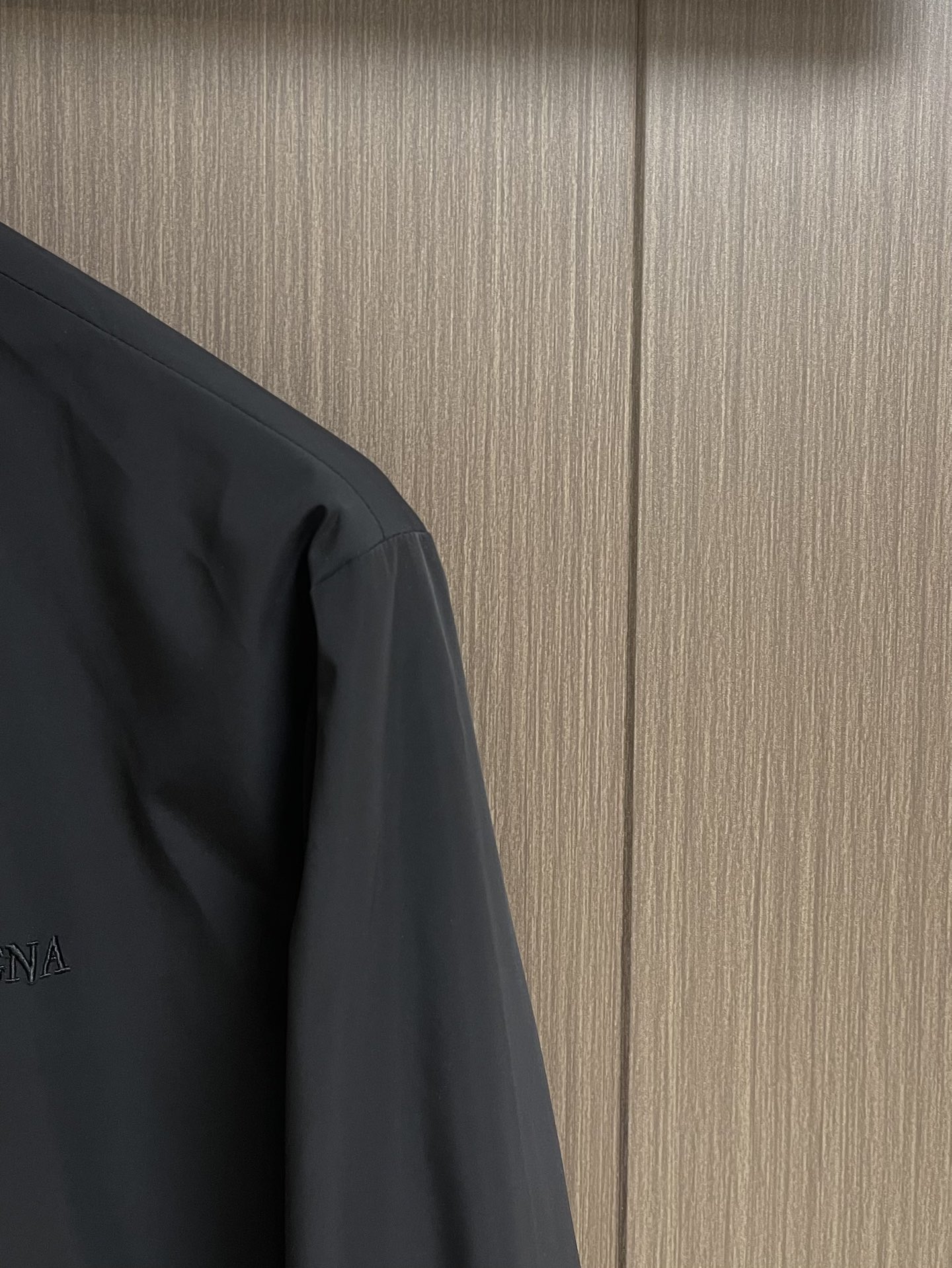 💰400
ZEGNA✌ 2025SS春夏新款立领夹克外套，舒适而高级。以其独特的立体剪裁拼接设计，展现出高贵典雅和时尚潮流的完美结合，让你成为众人瞩目的焦点。精选高品质的面料，柔软细腻，品牌风格展现的淋漓尽致。不仅让外套具备了多种搭配方式，还大大增加了层次感和时尚感，让你的穿搭更具个性化和品味。精致剪裁和细节处理，完美展现 zegna 的精湛工艺和匠心，每一个细节都彰显着品质与尊贵，让你的着装尽显绅士风范。尺码：48-56