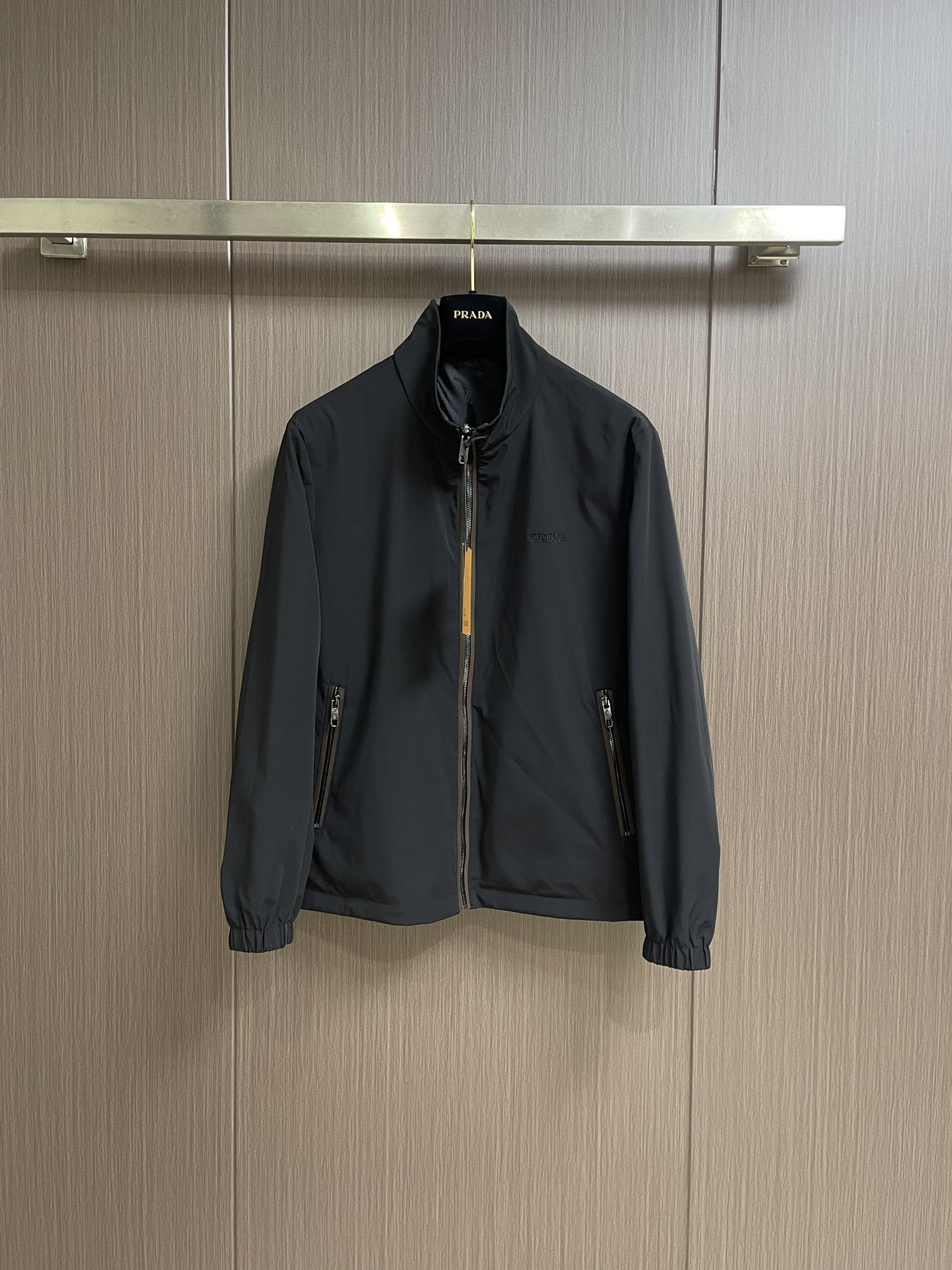 💰400
ZEGNA✌ 2025SS春夏新款立领夹克外套，舒适而高级。以其独特的立体剪裁拼接设计，展现出高贵典雅和时尚潮流的完美结合，让你成为众人瞩目的焦点。精选高品质的面料，柔软细腻，品牌风格展现的淋漓尽致。不仅让外套具备了多种搭配方式，还大大增加了层次感和时尚感，让你的穿搭更具个性化和品味。精致剪裁和细节处理，完美展现 zegna 的精湛工艺和匠心，每一个细节都彰显着品质与尊贵，让你的着装尽显绅士风范。尺码：48-56