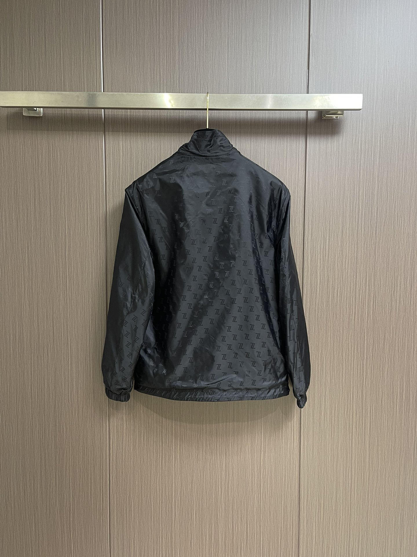 💰400
ZEGNA✌ 2025SS春夏新款立领夹克外套，舒适而高级。以其独特的立体剪裁拼接设计，展现出高贵典雅和时尚潮流的完美结合，让你成为众人瞩目的焦点。精选高品质的面料，柔软细腻，品牌风格展现的淋漓尽致。不仅让外套具备了多种搭配方式，还大大增加了层次感和时尚感，让你的穿搭更具个性化和品味。精致剪裁和细节处理，完美展现 zegna 的精湛工艺和匠心，每一个细节都彰显着品质与尊贵，让你的着装尽显绅士风范。尺码：48-56