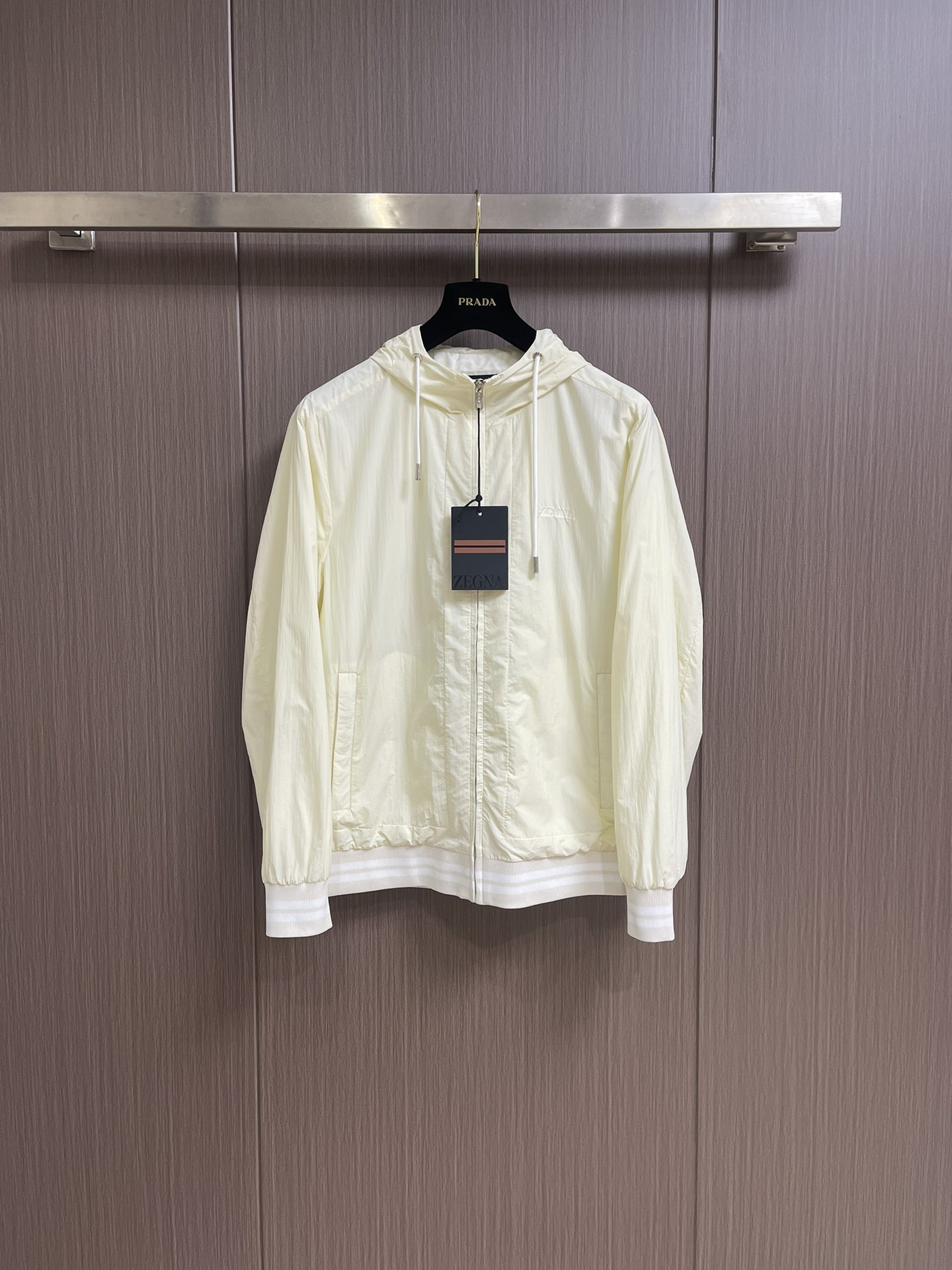 NO:118494,ZEGNA 2025SS spring and summer new hooded jacket jacket is comfortable and high-end. With its unique three-dimensional tailoring and splicing design, it shows the perfect combination of noble elegance and fashion trends, making you the focus of attention. Selected high-quality fabrics, soft and delicate, and the brand style is fully displayed. Not only does the jacket have a variety of matching methods, but it also greatly increases the sense of layering and fashion, making your outfit more personalized and tasteful. Size 48-56,, jackets & coats, jackets & coats, hats, alexander wang19860909ZEGNA 2025SS春夏新款连帽夹克外套,舒适而高级.以其独特的立体剪裁拼接设计,展现出高贵典雅和时尚潮流的完美结合,让你成为众人瞩目的焦点.精选高品质的面料,柔软细腻,品牌风格展现的淋漓尽致.不仅让外套具备了多种搭配方式,还大大增加了层次感和时尚感,让你的穿搭更具个性化和品味.尺码48-56,,jackets & coats,jackets & coats,hats,alexander wang,Men's clothing