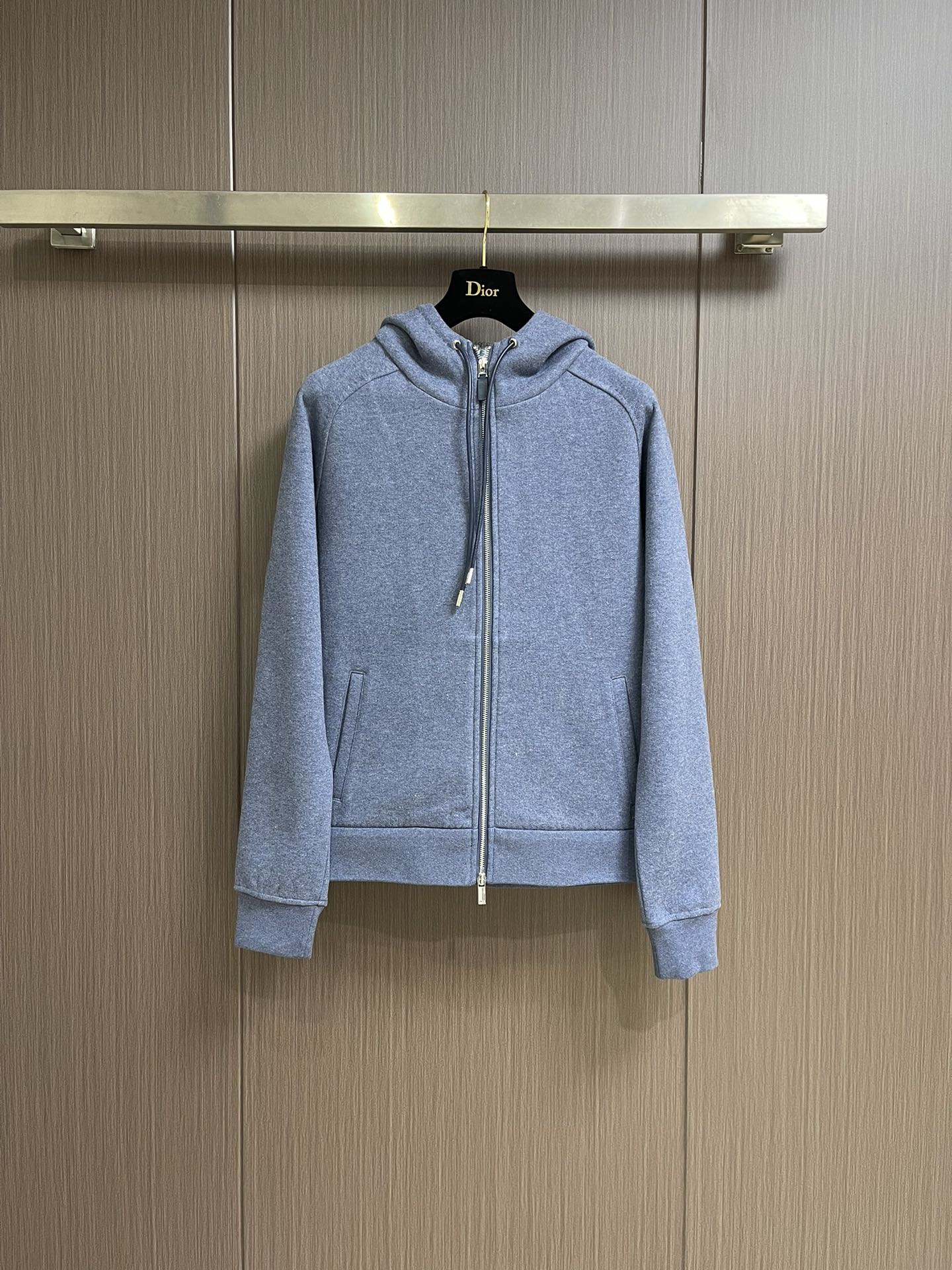 NO:521408,Tops, pants, Dior jacquard cashmere hooded zipper jacket and pants set, custom cashmere blended fabric, imported high-density Tencel Galaiser knitted fabric, double-sided knitted uniform inside and outside, and feels extremely skin-friendly and comfortable to touch. It has a certain stiffness, silky and breathable and sweat-absorbing, and is very comfortable. It combines functional elements and is more suitable for sports and casual wear. The 3D irregular tailoring is more in line with ergonomics, as well as the fully imported machine integrated pocket car line, customized auxiliary materials, complete three standards, the same style for men and women!  Size S-XL, Dior, Jackets & coats, Hats, Alexander wang19860909上衣 裤子 Dior 提花羊绒连帽拉链外套卫裤套装 采用定制羊绒混纺面料,进口高密度天丝加莱赛尔加针织面料,双面针织里外一致,手感极为亲肤舒适 摸上去非常的细腻,面料有一定的挺度,丝滑感透气吸汗同时,非常舒适,融合了机能元素,更适合运动休闲穿着,3d不规则剪裁更符合人体工学,以及全进口机一体口袋车线,定制辅料,三标齐全,男女同款！尺码S-XL,,dior,jackets & coats,hats,alexander wang,Men's clothing