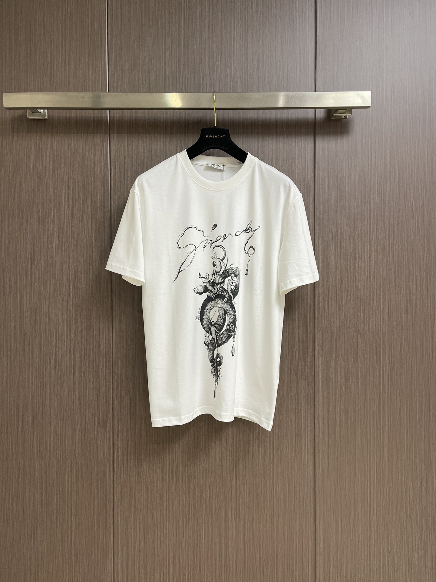 NO:118515,Givenchy's Snake Year printed short-sleeved T-shirt, made of yb260g pure cotton, the customized fabric is firm and high-end, breathable and comfortable!  At the same time, high-temperature ring shrinkage is also carried out, which reduces the shrinkage rate while making the feel softer and more comfortable!  The upper body can be easily controlled, showing the charm of casual, free and fashionable!  The most outstanding part of this dress is the printing part of the chandelier and snake. The printing is a craft of silk screen water slurry. The printing color has been debugged many times, and there are many details of the outlets, and it has been debugged many times!  Very recognizable and leads the new street fashion trend. This model is the exclusive outstanding design element of G family, with a logo logo pattern printing design!  Perfect fusion, with clear and highly restored patterns, showing the elegant style of the brand. The same style as men and women!  Size S-XL, given, given, given, given, gucci, T-shirt, tees, t-shirt, alexander wang19860909givenchy 纪梵希蛇年印花短袖T恤,选用yb260g纯棉材质,定制面料紧实高级,透气舒适性高！同时也进行了高温环缩水,降低缩水率的同时使得手感更柔软舒适！上身均可轻松驾驭,展现休闲自在时尚魅力！这件衣服最出彩的地方就是吊灯与蛇的印花部分,印花是丝网水浆的一个工艺,印花颜色经过了多次调试,网点细节比较多,经过了多次打版调试！极具辨识度,引领全新街头时尚潮流,该款是g家独家的出彩设计元素,设计标识logo图案印花设计！完美融合,图案清晰还原度极高,彰显品牌优雅格调.男女同款！尺码S-XL,,givenchy,givenchy,gucci,T-shirt,tees，t-shirt,alexander wang,Men's clothing