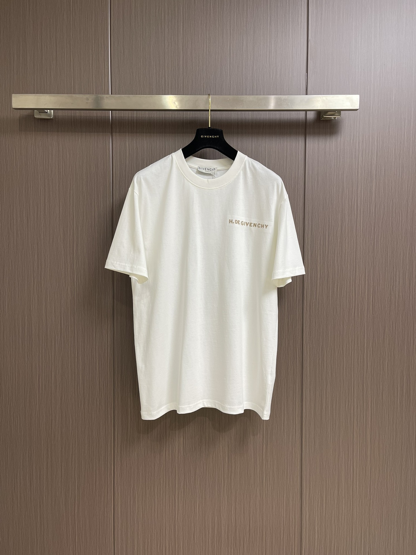 NO:118516,givenhy  Givenchy's Year of the Snake embroidered short-sleeved T-shirt, the Year of the Snake embroidered short-sleeved short-sleeved, conveying auspiciousness. In the festive moment of the Year of the Snake, a exquisite Year of the Snake embroidered short-sleeved short-sleeved short-sleeved is undoubtedly an excellent choice to express the festive atmosphere and personal taste. This short-sleeved short-sleeved short-sleeved short-sleeved short-sleeved short-sleeved short-sleeved short-sleeved short-sleeved short-sleeved short-sleeved short-sleeved short-sleeved short-sleeved short-sleeved short-sleeved short-sleeved short-sleeved short-sleeved short-sleeved short-sleeved short-sleeved short-sleeved short-sleeved short-sleeved short-sleeved short-sleeved short-sleeved short-sleeved short-sleeved short-sleeved short-sleeved short-sleeved short-sleeved short-sleeved short-sleeved short-sleeved short-sleeved short-sleeved short-sleeved short-sleeved short-sleeved short-sleeved short-sleeved short-sleeved short-sleeved short-sleeved short-sleeved short-sleeved short-sleeved new-sleeved short-sleeved new-sleeved new-sleeved new-sleeved new-sleeved new-sleeved new-sleeved new-sleeved new-sleeved new-sleeved new-sleeved new-sleeved new-sleeved new-s  It shows the agile beauty of snakes, and it also means that in the new year, the wearer will have the wisdom and keenness of snakes, have a successful career, harmonious family, and long-lasting health. In addition, the Year of the Snake is also closely linked to wealth, meaning that wealth is abundant and good luck is continuous. In addition to the exquisite embroidery patterns, the short-sleeved design is also very fashionable. The simple yet atmospheric style is suitable for wearing all kinds of figures. At the same time, the short-sleeved fabric is soft and comfortable, with good breathability, and can be kept refreshing and comfortable even in the hot summer. Whether it is matched with jeans or casual pants, it can be easily controlled and shows a unique personal style. Size S-XL, given, given, given, jeans, T-shirt, tees, t-shirt, alexander  wang19860909givenchy 纪梵希蛇年刺绣短袖T恤,蛇年刺绣短袖独特韵味,传递吉祥在迎接蛇年的喜庆时刻,一款精美的蛇年刺绣短袖无疑是表达节日氛围与个人品味的绝佳选择.这款短袖以其细腻的刺绣工艺和富含深意的蛇年元素,赢得了众多消费者的青睐.短袖上的蛇年刺绣图案,采用传统手工技艺,每一针每一线都凝聚着匠人的心血与智慧.图案中的灵蛇栩栩如生,或蜿蜒盘旋,或灵动起舞,展现出蛇年的独特魅力.同时,刺绣色彩鲜艳而不失和谐,与短袖的面料完美融合,更添一份雅致与高贵.蛇,在中国传统文化中象征着智慧、灵性与长寿.这款短袖上的蛇年刺绣图案,不仅展现了蛇的灵动之美,更寓意着新的一年里,穿着者将拥有如蛇般的智慧与敏锐,事业有成,家庭和睦,健康长寿.此外,蛇年还与财富紧密相连,寓意着财源广进,好运连连.除了精美的刺绣图案外,这款短袖的设计也极具时尚感.简约而不失大气的版型,适合各种身材穿着.同时,短袖的面料柔软舒适,透气性好,即使在炎炎夏日也能保持清爽与自在.无论是搭配牛仔裤还是休闲裤,都能轻松驾驭,展现出独特的个人风格.尺码S-XL,,givenchy,givenchy,jeans,T-shirt,tees，t-shirt,alexander wang,Men's clothing