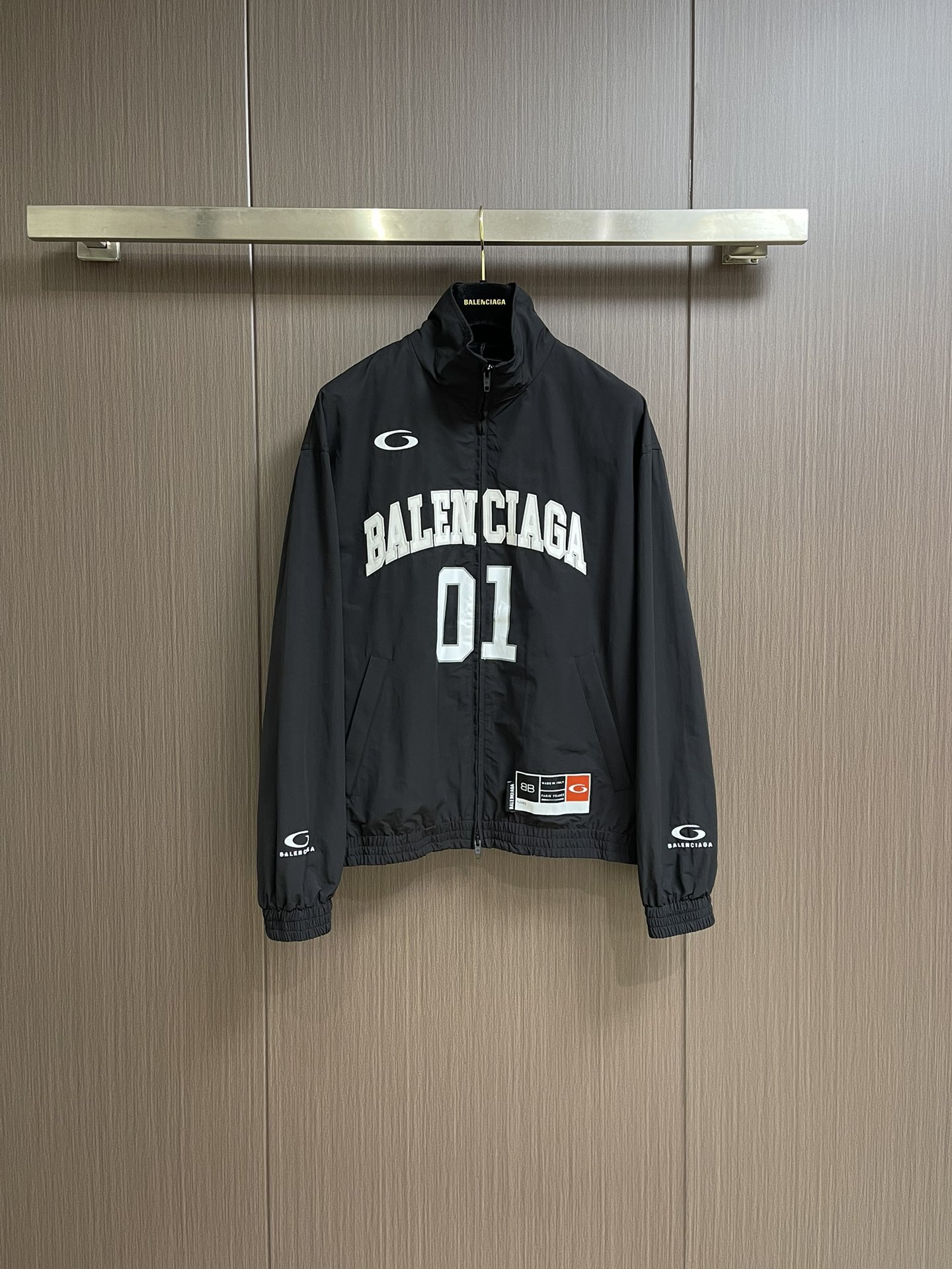 NO:118513,Balenciaga No. 10 football sports jacket, which uses 50% cotton   50% nylon technology poplin, gives the jacket a light and crisp texture and excellent breathability, and adapts to high-intensity sports needs. The front and back of the jacket are decorated with basketball theme embroidery and polyester fiber embroidery thread to outline the abstract sports totem. The overall line is straight and delicate, the fabric is comfortable and soft, and the color is consistent and there is no color difference. It can be matched with the same style to create a fashionable look. It can handle various occasions, customize auxiliary materials, complete three standards, the same style for men and women. Size S-XL,,balenciaga, jackets & coats, jackets & coats, alexander wang19860909balenciaga 10号足球运动夹克外套,采用50％棉＋50％锦纶科技府绸,赋予夹克轻盈挺括的质感与卓越的透气性,适应高强度运动需求.夹克正背面均饰以basketball主题刺绣以聚酯纤维绣线勾勒抽象化的运动图腾.整体走线平直细腻,面料舒适柔软,颜色一致无色差能与同款搭配营造时尚造型,驾驭各种场合,定制辅料,三标齐全,男女同款 尺码S-XL,,balenciaga,jackets & coats,jackets & coats,alexander wang,Men's clothing