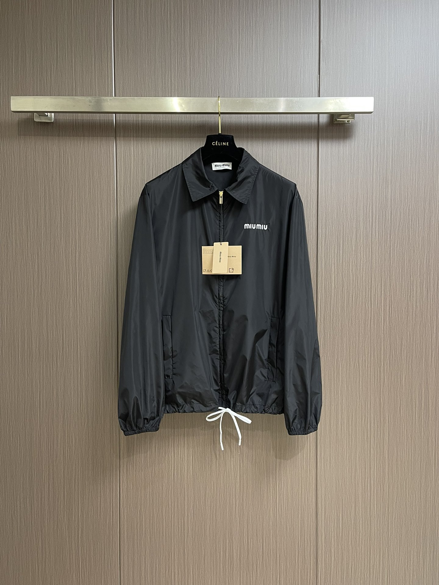 NO:118530,Miumiu nylon functional fabric jacket is made of nylon material. This fabric is lightweight, wear-resistant, waterproof and wind-proof, which is very suitable for outdoor activities or daily wear. This cleverly combines sports style with simple lines, which not only shows the vitality and freedom of decoration, but also makes the simplicity and elegance of fashionable clothing. Applying lapels on it not only retains the elegant temperament, but also adds a sense of layering. It makes it suitable for wearing formal wear, showing a capable professional image, and can also be matched with casual wear to create a casual and comfortable atmosphere. Embroidered logos decorate the embroidered logo, which not only highlights the brand's unique identity, but also adds texture and layering.  The Tanjima embroidery machine is used to restore the fineness of the logo. The waist design can adjust the tightness according to the personal figure, showing the wearer's body curve, which is both practical and beautiful. Size S-XL, miumiu, jackets & coats, jackets & coats, alexander wang19860909miumiu 尼龙功能性织物夹克外套,选用尼龙材质,这种面料具有轻便、耐磨、防水防风等特点,非常适合户外活动或日常穿着.这款巧妙地将运动风格与简洁线条相结合,既展现了饰的活力与自由,又不失时尚服饰的简洁大方.将翻领应用于上,既保留了的优雅气质,又为增添了层次感.使得既适合搭配正装穿着,展现出干练的职业形象,也能与休闲装搭配,营造出随性、自在的氛围.刺绣徽标装饰刺绣徽标作为点缀,既彰显了品牌的独特身份,又增加了的质感和层次感．采用田岛刺绣机 还原了徽标精细程度,束腰设计可以根据个人身材调节松紧度,展现出穿着者的身形曲线,既实用又美观.尺码S-XL,,miumiu,jackets & coats,jackets & coats,alexander wang,Men's clothing