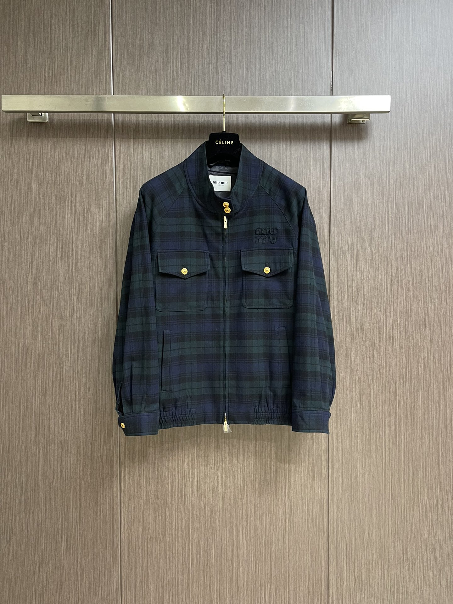 NO:118527,miumiu  Wool plaid jacket, fabric selection and color spinning process use customized wool color spinning houndstooth fabric, color spinning process allows colors to be evenly distributed in the yarn, which not only enhances the texture of the fabric, but also ensures the firmness of the color and the difficulty of fading. Accurate cutting and positioning cutting bed uses positioning and cutting bed equipment to accurately cut the fabric, improves the overall quality through optical positioning and mechanical positioning, ensuring that every product meets the high standards of miumiu. Embroidery logo and Tashima embroidery machine  Use Tajima embroidery machine to apply fabrics of various shapes to the basic fabric, and then use embroidery thread to lock and decorate them, making the embroidered logo more firm and beautiful, highlighting the brand style. Details are cleverly spliced ​​with plaid fabrics of the same color at the details such as the cuffs and hem, with rich layers; the stand collar and button cuff design are both practical and beautiful; the patch pocket design is convenient to carry small items, and it also adds the practicality of the jacket. Size 46-52,,miumiu, jackets  & coats,alexander wang19860909miumiu 羊毛格纹夹克,面料选择与色纺工艺采用定制羊毛色纺千鸟格面料,色纺工艺使颜色均匀地分布在纱线中,不仅提升了面料的质感,还确保了色彩的牢固度和不易褪色性.精准裁剪与定位裁床使用定位裁床设备进行精准裁剪布料,通过光学定位和机械定位提高整体质量,确保每一件产品都符合miumiu的高标准.刺绣徽标与田岛绣花机运用田岛绣花机将各种形状的布料贴合在基础布料上,再用绣线进行锁边和装饰,使刺绣徽标更加牢固且美观,彰显品牌格调.细节处理在袖口与下摆等细节处巧妙拼接同色系格子面料,层次丰富；立领与纽扣袖口设计既实用又美观；贴袋设计方便携带小物品,同时增添了夹克的实用性.尺码46-52,,miumiu,jackets & coats,alexander wang,Men's clothing