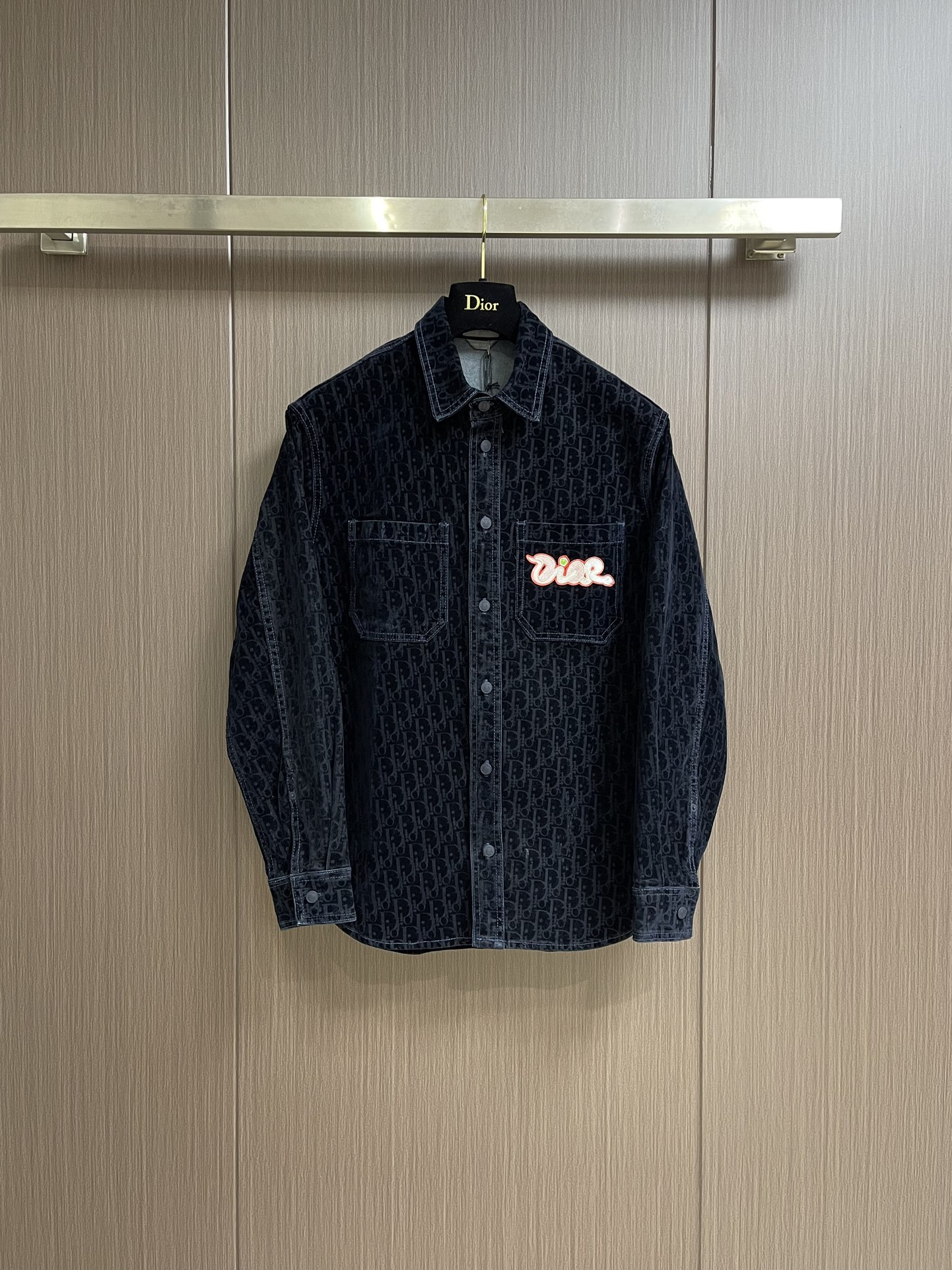 NO:121631,Single jacket Dior x kaws co-branded denim suit, carefully crafted from blue cotton blend denim, with dior and kaws embroidery on the back, reinterpreting the dior logo in a colorful snake shape. Paired with flocking oblique print, the overall line is straight and delicate, the fabric is comfortable and soft, and the color is consistent and no color difference. It can be matched with the same style to create a fashionable look, control various occasions, customize auxiliary materials, complete three standards, the same style for men and women!  Size 37-38-40-42-43,,dior,jeans,jackets & coats,alexander wang19860909单外套 Dior x kaws联名牛仔衣牛仔裤套装,采用蓝色棉质混纺牛仔布精心制作,背面饰以 dior and kaws 刺绣,以五彩缤纷的蛇形重新诠释dior标志.搭配植绒 oblique 印花,整体走线平直细腻,面料舒适柔软,颜色一致无色差 能与同款搭配营造时尚造型,驾驭各种场合,定制辅料,三标齐全,男女同款！尺码37-38-40-42-43,,dior,jeans,jackets & coats,alexander wang,Men's clothing