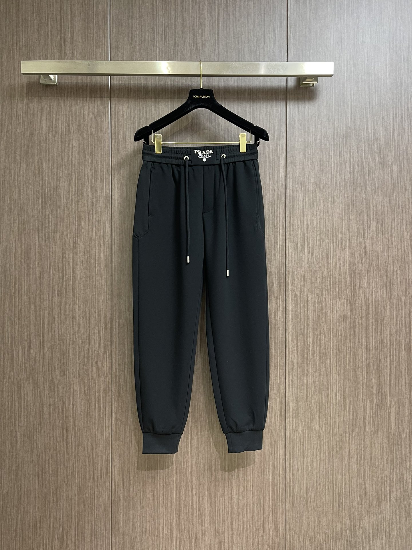 NO:121756,Prada 2025ss early spring new casual sleeves custom-made original fabric hardware. Classic triangle logo, fashionable and slim pants, slim and stylish, and super comfortable on the upper body!  Thin and soft, versatile and not picky!  Size M-3XL, prada, alexander wang19860909Prada 2025ss早春新款休闲卫裤 定制原版面料五金.经典三角标,时髦显瘦于一体的裤子,修身有型,上身超级舒适！轻薄柔软,百搭又不挑人！尺码M-3XL,,prada,alexander wang,Men's clothing