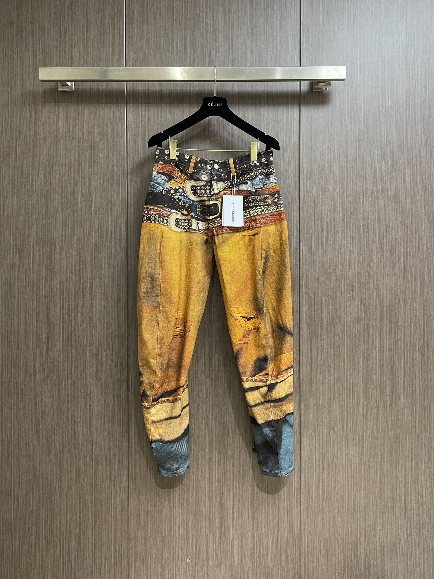 NO:118521,acne studios  3D three-dimensional printing multi-belt pattern denim trousers, fixed-woven canvas texture cotton fabric is thicker and harder than the previous chain printed trousers. It looks more three-dimensional with the 2006 scimitar pants, and the coloring effect is also very good. Let’s talk about the printing part, 3D printing cold transfer technology, and send it to scan and make documents as soon as possible after the edition is reached. A pair of pants must be divided into several areas for printing separately. Add the scimitar pattern, and the trousers must be spread out and spread out to make them. In comparison with the original version, it is slowly adjusted, including color, shape and other details, especially the waist belt tying was really debugged several times to achieve such a unique and realistic visual effect as a large product. The garment assembly also requires alignment splicing, and the scimitar pattern adds a lot of difficulty to the alignment. Each one has many hidden processes. Then pull the washing water and wash it softly to ensure three-dimensionality, and customize the complete set of auxiliary materials. Size 44-46-48-50  Counter code number Please report waist circumference by ordering, acne studios,dior,alexander wang19860909acne studios 3d立体打印多腰带图案牛仔长裤,定织帆布纹理全棉面料跟之前的链条打印裤面料比更加厚实硬挺,配合2006弯刀裤型显的更加立体,上色效果也很好,再说下打印部分,3d打印冷转移技术,到版之后第一时间送去扫描做文件,一条裤子要分成好几块区域单独做打印,加上弯刀的版型,还要把裤子摊开铺平去做,在对比着原版在慢慢做调整,包括颜色、形状等等细节的地方,特别是腰头的腰带捆束真的调试了好几次才能达到大货这样独特的逼真视觉效果,成衣组装还要对位拼接,弯刀版型又给对位增添不少难度,每一条都暗藏很多工序,之后拉去洗水一遍洗软且保证立体感,定制全套辅料.尺码44-46-48-50 专柜码数 下单请报腰围,,acne studios,dior,alexander wang,Men's clothing