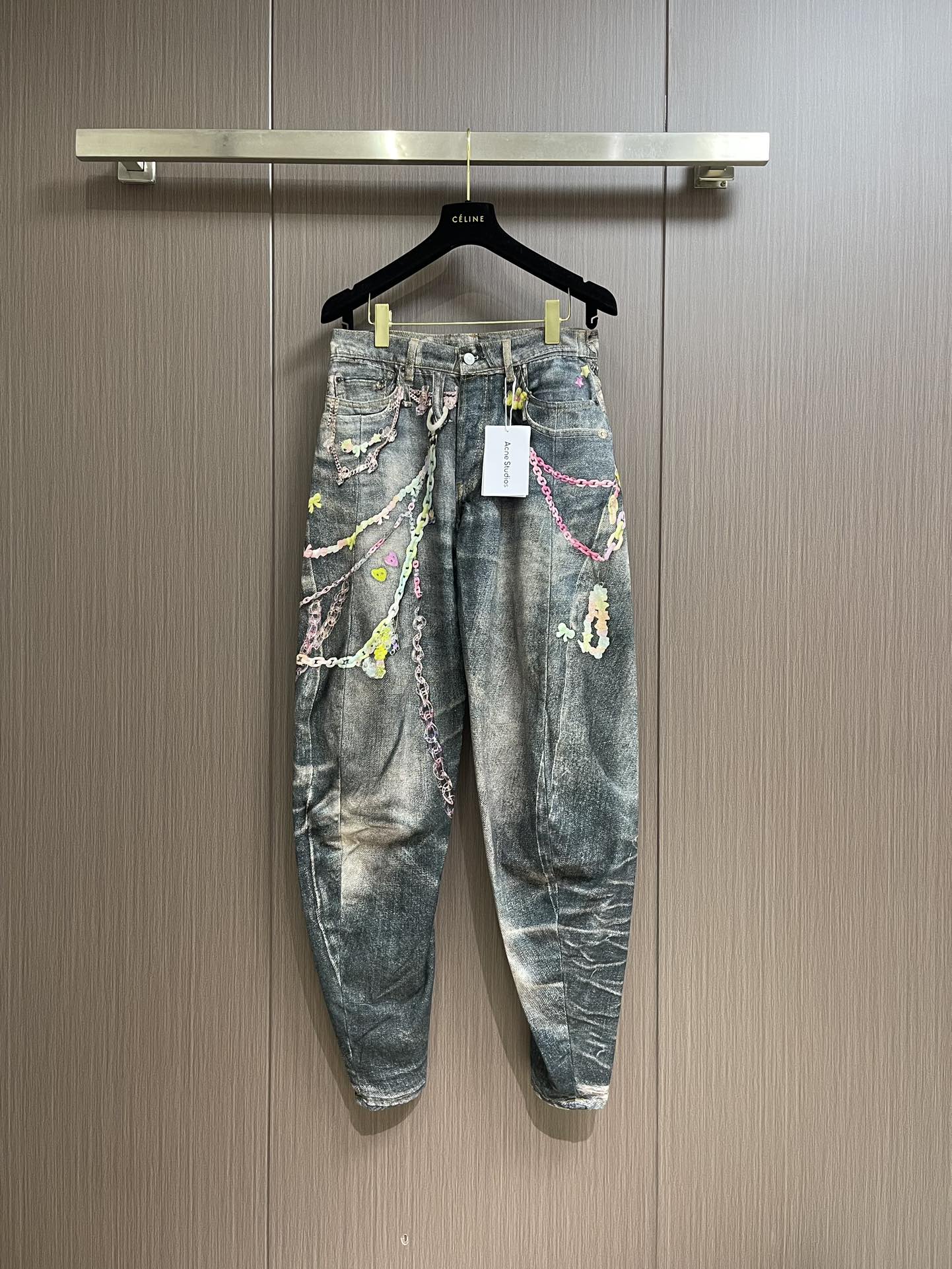 NO:118524,acne studios  3D printing chain printed jeans, using custom denim fabrics, the 3D printing series is a perfect fusion of technology and fashion, and is also a deep dialogue between craftsmanship and innovation. Each item starts with a design sketch, and after countless scrutiny and polishing, finally, through advanced 3D printing technology, the chain elements are accurately integrated into the texture of jeans. This craft not only breaks through the limitations of traditional garment, but also makes every chain seem to have life, jumping sharply with the rhythm of the body, and design inspiration  From a deep understanding of freedom and personality, the chain symbolizes connection and strength, while jeans are a symbol of classics and rebellion. Acne combines the two to create a piece that is both avant-garde and humane. Every detail is carefully considered. From the softness of the fabric to the fit of the chain, it is all in order to make the wearer feel unparalleled comfort and confidence. When wearing it, it seems that you can hear the light sound of the chain. It is your unique rhythm, and it is also a affectionate confession to fashion, customized accessories, the same style as men and women!  Size 42-44-46-48-50 Counter code number Please report waist circumference by ordering, acne studios,dior,jeans,alexander wang19860909acne studios 3d打印链条印花牛仔裤,采用定制丹宁牛仔布面料,3d打印系列是科技与时尚的完美融合,也是匠心与创新的深情对话,每一件单品都从一张设计草图开始,经过无数次推敲与打磨,最终通过先进的3d打印技术,将链条元素精准地融入牛仔裤的肌理中.这种工艺不仅突破了传统制衣的局限,更让每一条链条都仿佛有了生命,随着身体的律动而灵动跳跃,设计灵感源于对自由与个性的深刻理解,链条象征着连接与力量,而牛仔裤则是经典与叛逆的象征,acne将两者结合,创造出一种既前卫又充满人情味的单品,每一处细节都经过精心考量,从布料的柔软度到链条的贴合感,都为了让穿着者感受到无与伦比的舒适与自信.穿上它,仿佛能听见链条轻响,那是属于你的独特节奏,也是对时尚的深情告白,定制辅料,男女同款！尺码42-44-46-48-50 专柜码数 下单请报腰围,,acne studios,dior,jeans,alexander wang,Men's clothing