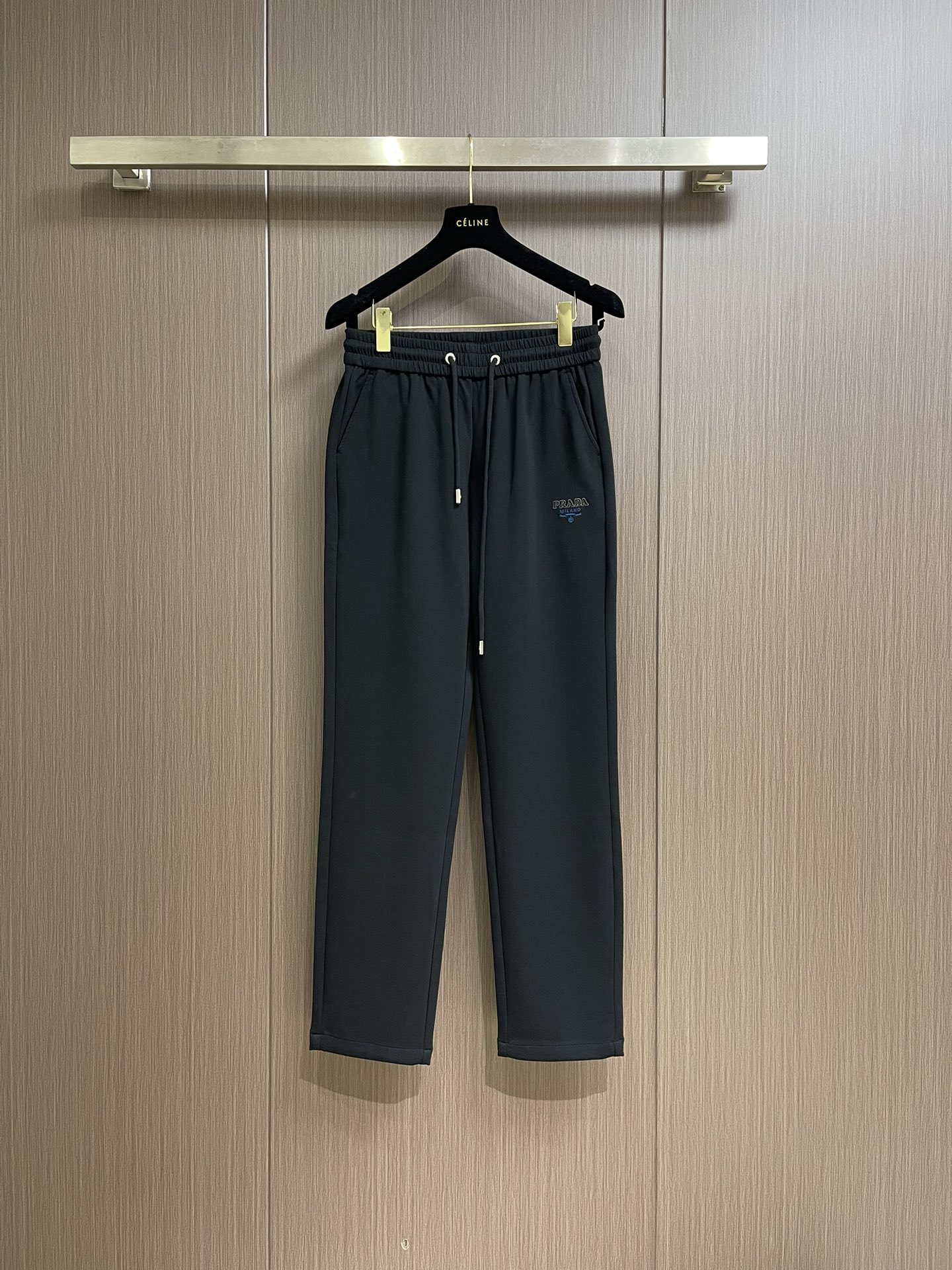 NO:121751,Prada 2025SS early spring new style hoodies, simple and comfortable outfit, close-fitting comfort, noble and elegant, simple and fashionable classic style, a must-have for fashion experts. Size M-3XL,,prada,alexander wang19860909Prada 2025SS早春新款卫裤 简约又舒适的穿搭 贴身的舒适感 高贵典雅 简约时尚经典款 时尚达人必备.尺码M-3XL,,prada,alexander wang,Men's clothing