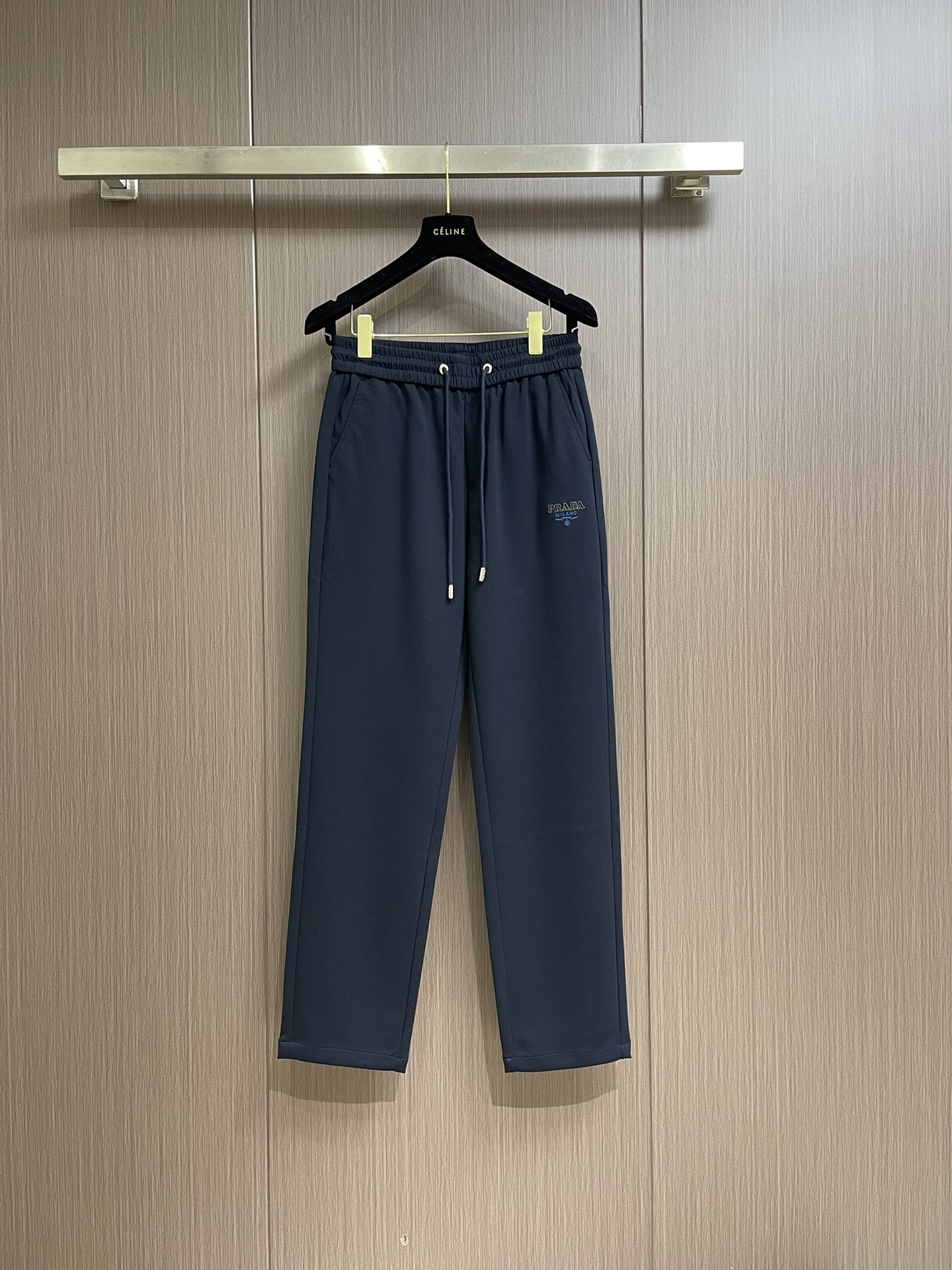 NO:118503,Prada 2025SS early spring new style hoodies, simple and comfortable outfit, close-fitting comfort, noble and elegant, simple and fashionable classic style, a must-have for fashion experts. Size M-3XL,,prada,alexander wang19860909Prada 2025SS早春新款卫裤 简约又舒适的穿搭 贴身的舒适感 高贵典雅 简约时尚经典款 时尚达人必备.尺码M-3XL,,prada,alexander wang,Men's clothing