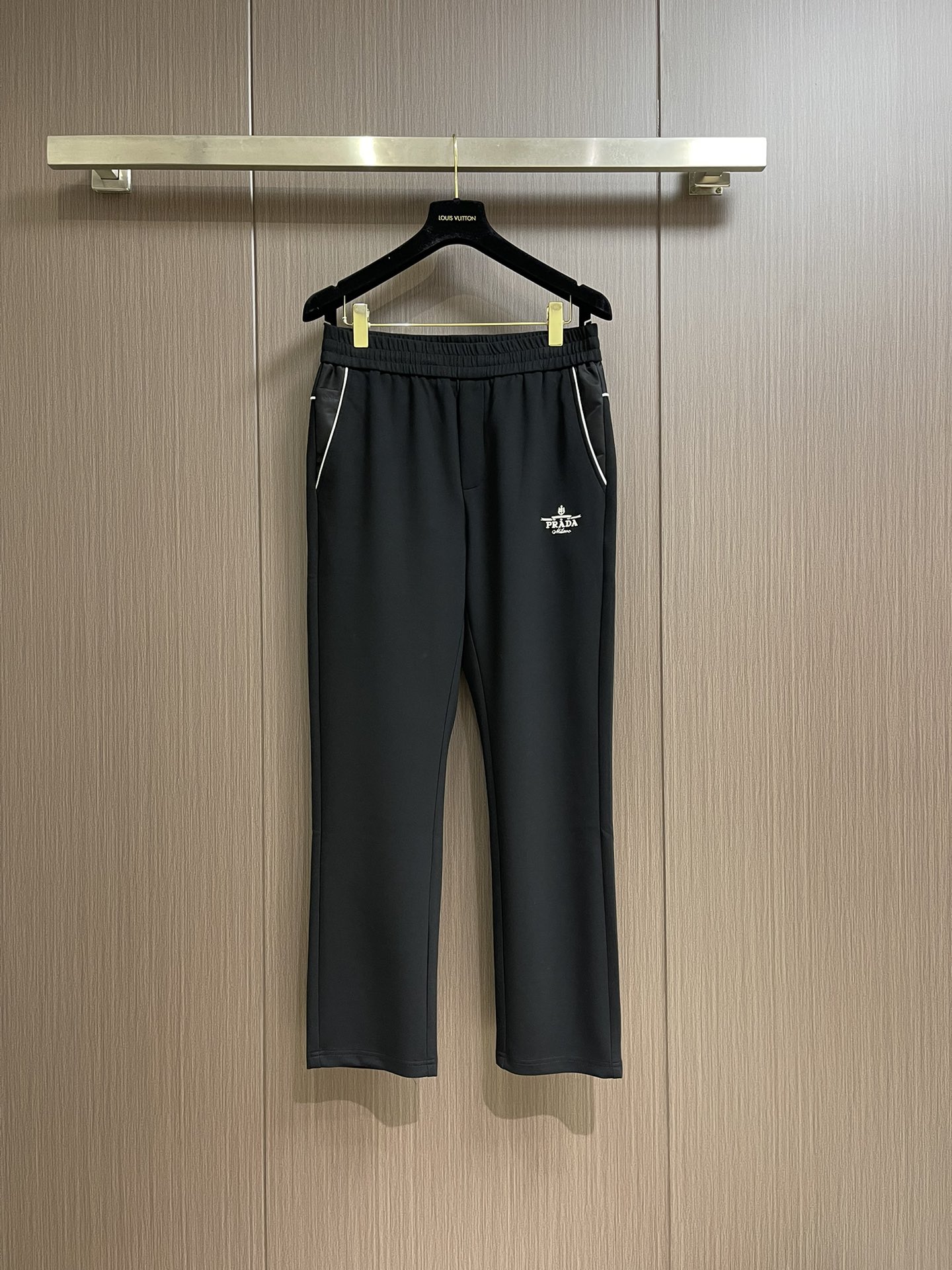 NO:121758,PRADA 2025SS embroidered logo sports and casual straight hoodies, customized original exclusive fabric, comfortable and breathable, elastic waist, double-sided socket pocket design!  A daily wear, multi-functional casual pants, all-in-one imported, with a full range of imported styles, comfortable and breathable upper body, casual and comfortable waist drawstring, excellent style, and a generous clean version design!  Essential items. Size M-3XL, prada, alexander wang19860909PRADA 2025SS刺绣logo运动休闲直筒卫裤、定制原版专属面料,面料舒适透气,松紧腰头,双侧插口袋设计！一款日常穿着,兼备多功能休闲裤走了潮范路线全线进口级别,上身舒适透气,腰部抽绳随性自在,版型极好,大气的干净版设计！必备单品.尺码M-3XL,,prada,alexander wang,Men's clothing