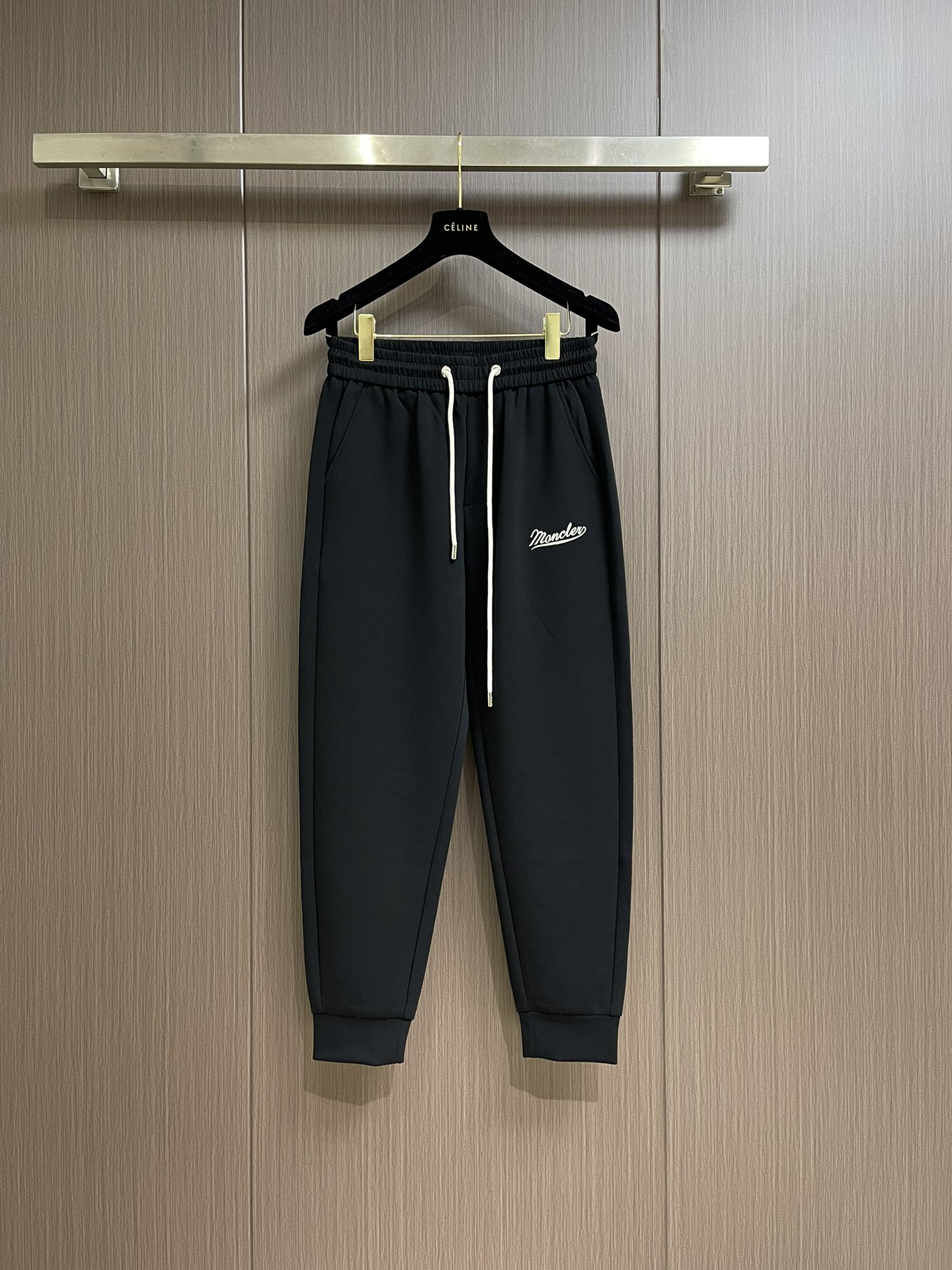 NO:121749,Moncler 2025FW early spring new leg trousers, invincible fabrics, impeccable versatile styles and designs, beautiful outdoor sports. The soul-style logo is simple and casual, the accessories are top-notch, good details, beautiful texture, very stylish, and real weight. Size M-3XL, christian louboutin, alexander wang19860909Moncler 2025FW早春新品束腿卫裤,面料无敌,型款设计都无可挑剔的百搭款卫裤,户外运动都美.灵魂式的logo仔章简约休闲, 辅料都是顶配 细节好,质感美,十分有格调 实实在在的份量.尺码M-3XL,,christian louboutin,alexander wang,Men's clothing