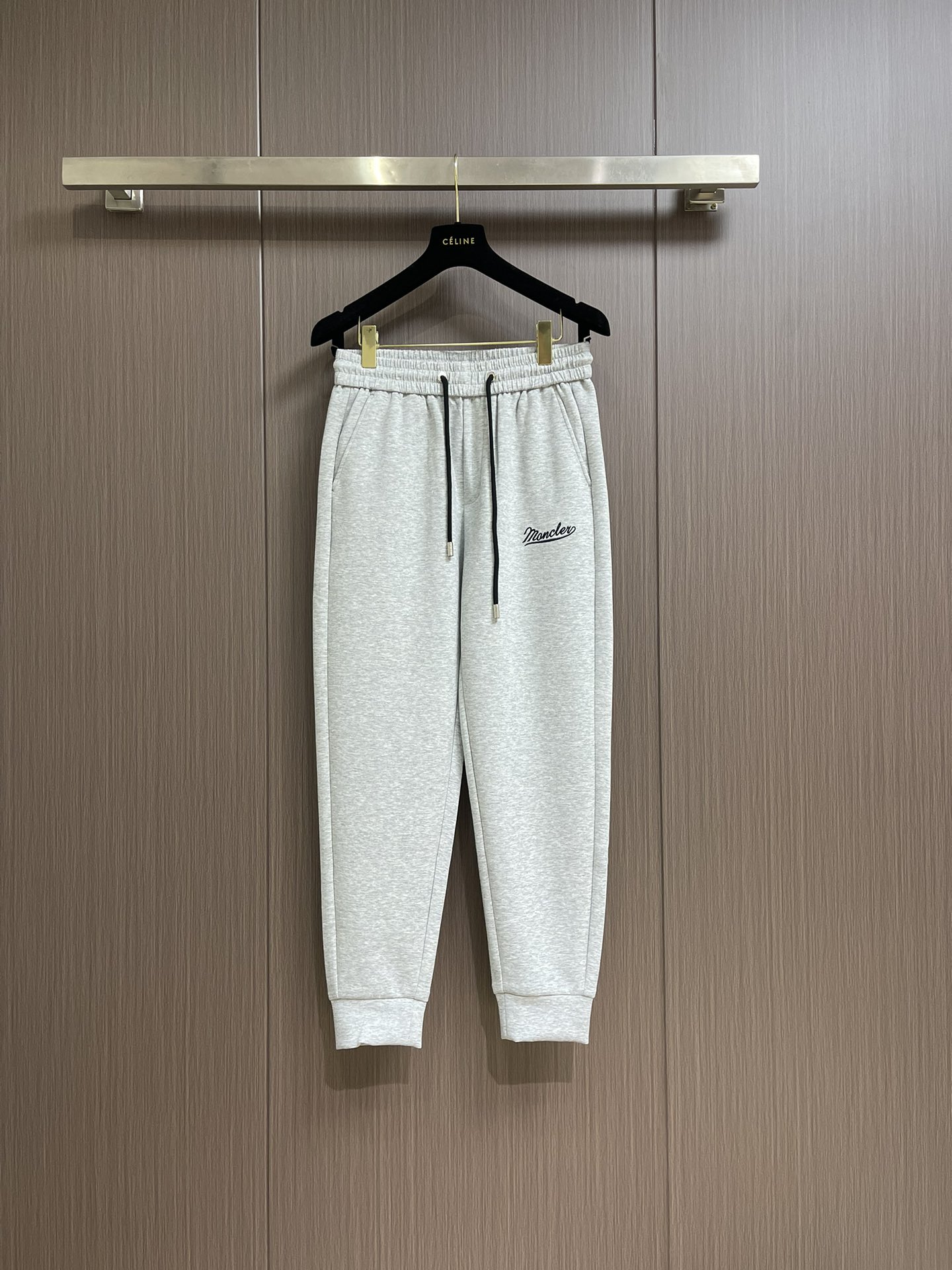 NO:118505,Moncler 2025FW early spring new leg trousers, invincible fabrics, impeccable versatile styles and designs, beautiful outdoor sports. The soul-style logo is simple and casual, the accessories are top-notch, good details, beautiful texture, very stylish, and real weight. Size M-3XL, christian louboutin, alexander wang19860909Moncler 2025FW早春新品束腿卫裤,面料无敌,型款设计都无可挑剔的百搭款卫裤,户外运动都美.灵魂式的logo仔章简约休闲, 辅料都是顶配 细节好,质感美,十分有格调 实实在在的份量.尺码M-3XL,,christian louboutin,alexander wang,Men's clothing