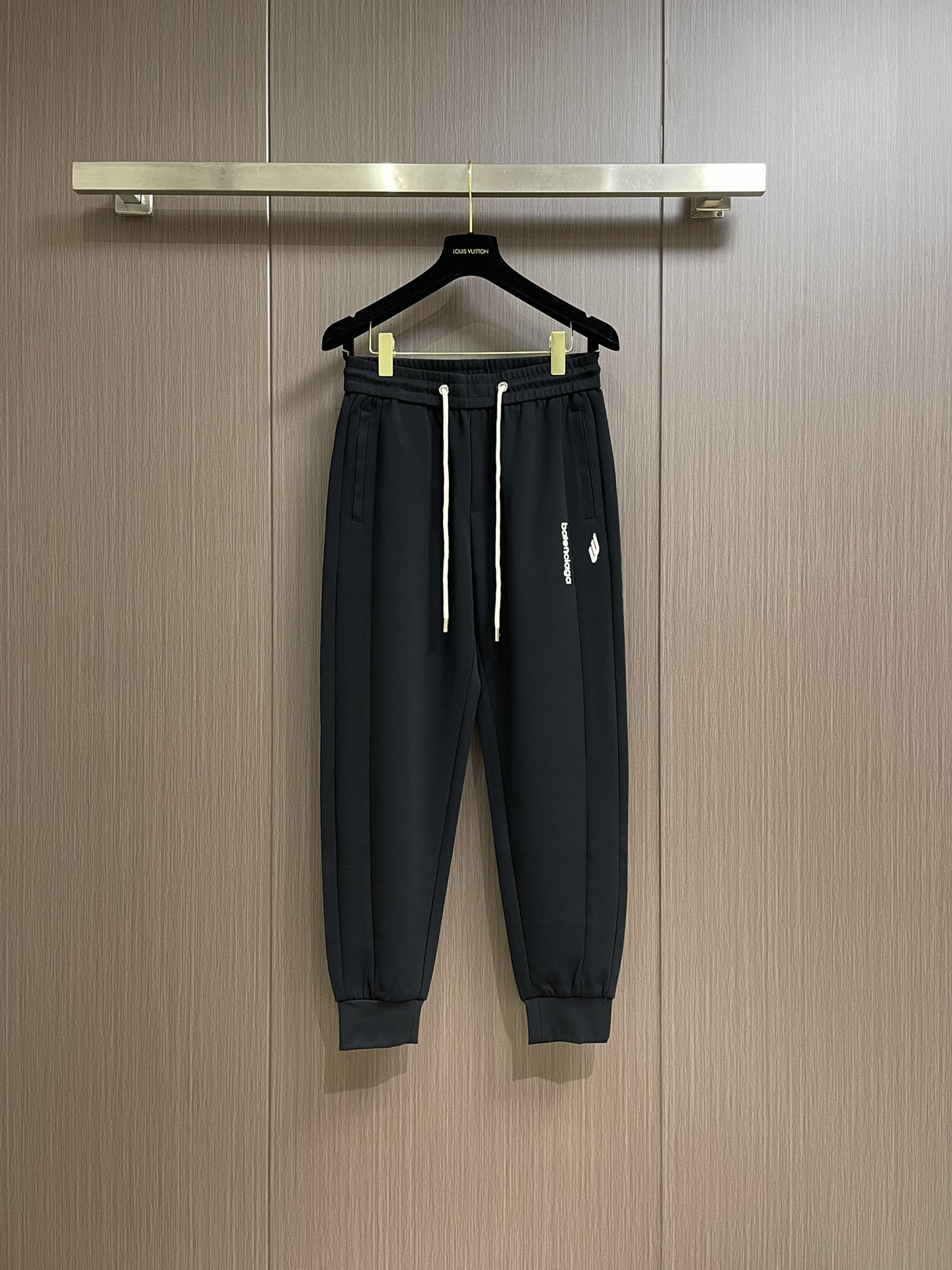 NO:121747,Balenciaga 2025ss early spring new casual pants, using customer-supplied sleeves fabric, small logo logo highlights the brand characteristics, waist pulling design adjusts the size at will, the pins are very fine, only imported machines can make it, the upper body is fashionable and generous, and it is easy to match with clothing. Size M-3XL, balenciaga, alexander wang19860909Balenciaga 2025ss早春新款休闲裤,采用客供卫裤面料,小标logo标志彰显品牌特征,腰部抽身设计随意调节大小,针脚非常细密只有进口机器才能制成,上身时尚大方极易搭配服饰.尺码M-3XL,,balenciaga,alexander wang,Men's clothing