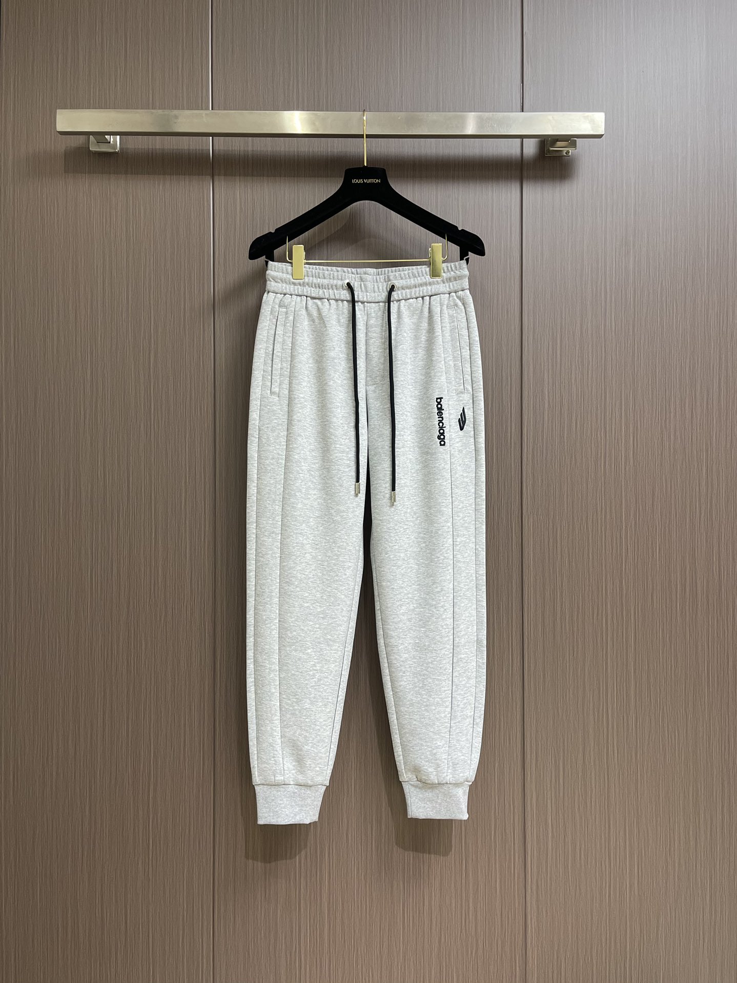 NO:118507,Balenciaga 2025ss early spring new casual pants, using customer-supplied sleeves fabric, small logo logo highlights the brand characteristics, waist pulling design adjusts the size at will, the pins are very fine, only imported machines can make it, the upper body is fashionable and generous, and it is easy to match with clothing. Size M-3XL, balenciaga, alexander wang19860909Balenciaga 2025ss早春新款休闲裤,采用客供卫裤面料,小标logo标志彰显品牌特征,腰部抽身设计随意调节大小,针脚非常细密只有进口机器才能制成,上身时尚大方极易搭配服饰.尺码M-3XL,,balenciaga,alexander wang,Men's clothing