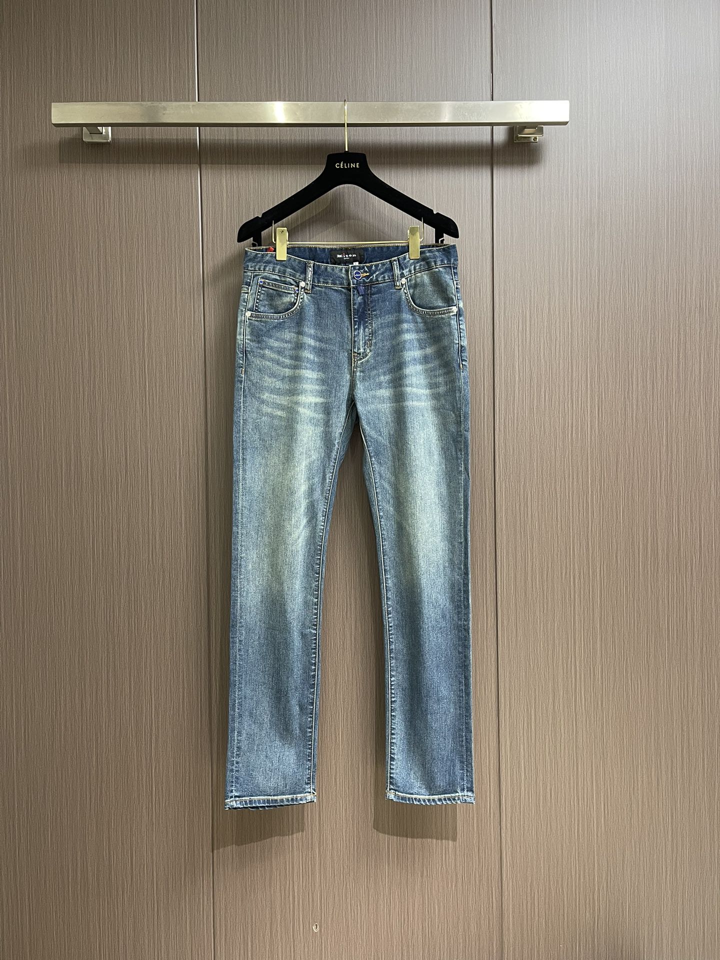 NO:118501,Kiton 2025SS is a very versatile style for commuting jeans, made of pure cotton fabrics, a solid color model that is easy to wear, and easy to match, short-sleeved styles, etc.!  It is skin-friendly and not stubborn. It is comfortable and has a proper sense of broadness and skin. It can be easily dealt with in daily casual occasions or at work!  Size 29-38 35 No 37, jeans, T-shirt,alexander wang19860909kiton 2025SS非常百搭通勤的一款牛仔裤,纯棉面料制作,好穿贵气又易于搭配的纯色款, 短袖等都可以轻松拿捏的造型搭配！贴身穿着亲肤不扎人,上身舒服兼具着适当的挺阔感和骨感,日常休闲场合或上班穿着都能轻松应对！尺码29-38 有35 无37,,jeans,T-shirt,alexander wang,Men's clothing