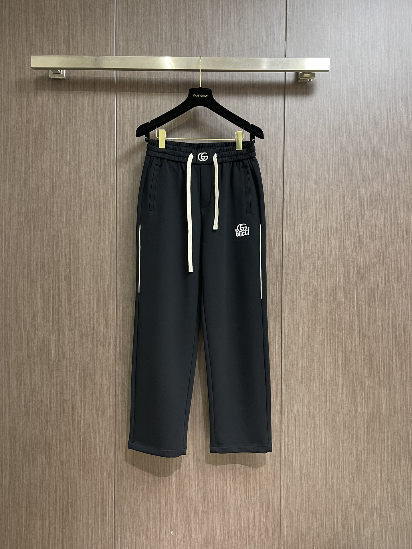 NO:121754,GUCCI 2025SS early spring letter logo embroidered terry cotton trousers, comfortable and breathable terry cotton. A couple's item with super high utilization rate, casual and fashionable and sporty style, moderate thickness. It can be worn in spring, autumn and winter!  The overall trousers are not too fancy, classic and trendy. The style is perfectly cut, which is a neat and stylish style, with exquisite and capable sports and leisure, size M-3XL, gucci, alexander wang19860909GUCCI 2025SS早春字母标识刺绣毛圈棉卫裤,舒适透气的毛圈棉.上身利用率超高的情侣款单品,休闲时髦兼具运动风格,厚落适中.春秋冬三季可穿！裤装整体没有太花哨的设计,经典又兼备新潮感style.版型裁剪完美,属于利落有型的款,精致干练的运动休闲感,尺码M-3XL,,gucci,alexander wang,Men's clothing