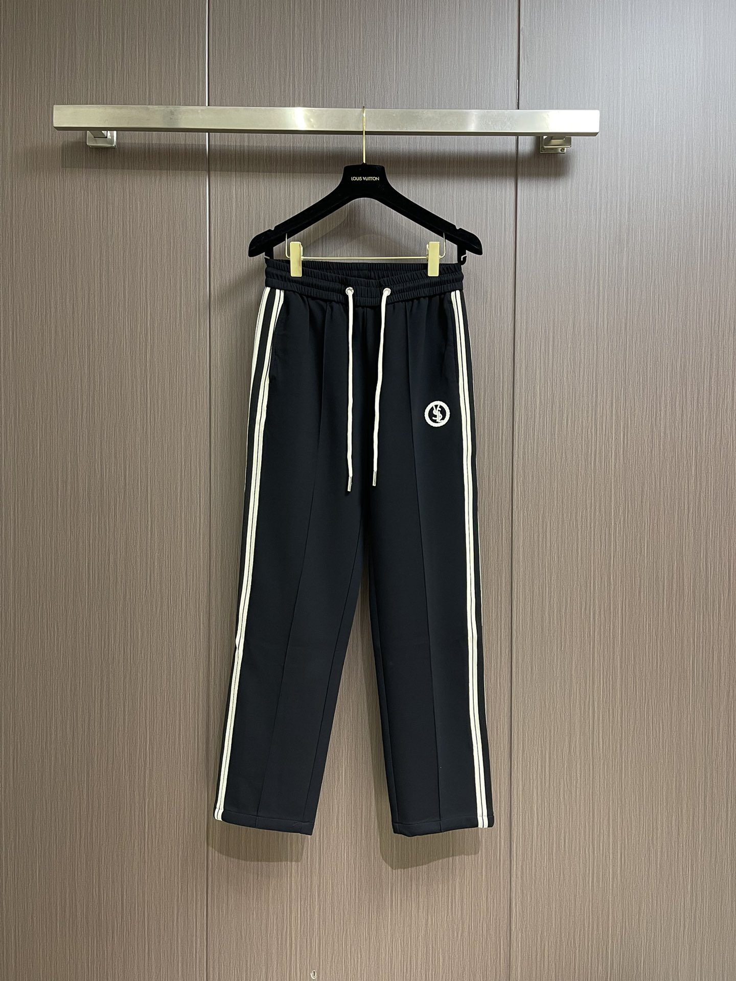 NO:121752,YSL 2025FW early spring new casual sleeves, in line with the aesthetic design of Saint Laurent fashion, perfectly blending and presenting the label elements. The new season's embroidery structure is implanted into the insertion bag, which is very high-end and luxurious, customer-supplied imported cotton, excellent skin-friendly, exquisite craftsmanship, adjustable elastic waist design, fashionable and casual, full of upper body tone, invincible style, and a versatile item with extremely high duplexing rate!  Size M-3XL, saint laurent, saint laurent, alexander wang19860909YSL 2025FW早春新款休闲卫裤,符合圣罗兰时装美学形态设计,将标签化元素完美融合并得到呈现,新一季刺绣结构形式植入到插袋处,非常高级奢华,客供进口棉质,亲肤性绝佳,工艺精湛尽显考究,可调节松紧腰设计,时髦且休闲感十足,上身腔调满格,版型无敌,复搭率极高的百搭单品！尺码M-3XL,,saint laurent,saint laurent,alexander wang,Men's clothing