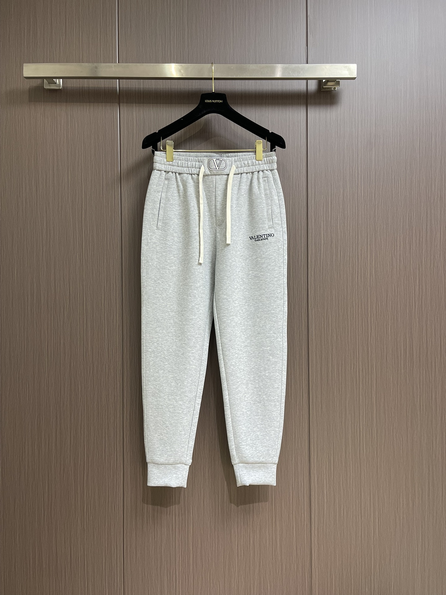 NO:118509,Valentino 2025SS spring and summer new casual pants, imported original elastic fabric, comfortable and elastic, original hardware and auxiliary decoration, super positive style, extremely high grade, full of vitality. Size M-3XL, valentino, alexander wang19860909Valentino 2025SS春夏新品休闲裤,进口原版弹力面料,舒适有弹性,原版五金辅料装饰,版型超正,档次极高,活力十足.尺码M-3XL,,valentino,alexander wang,Men's clothing