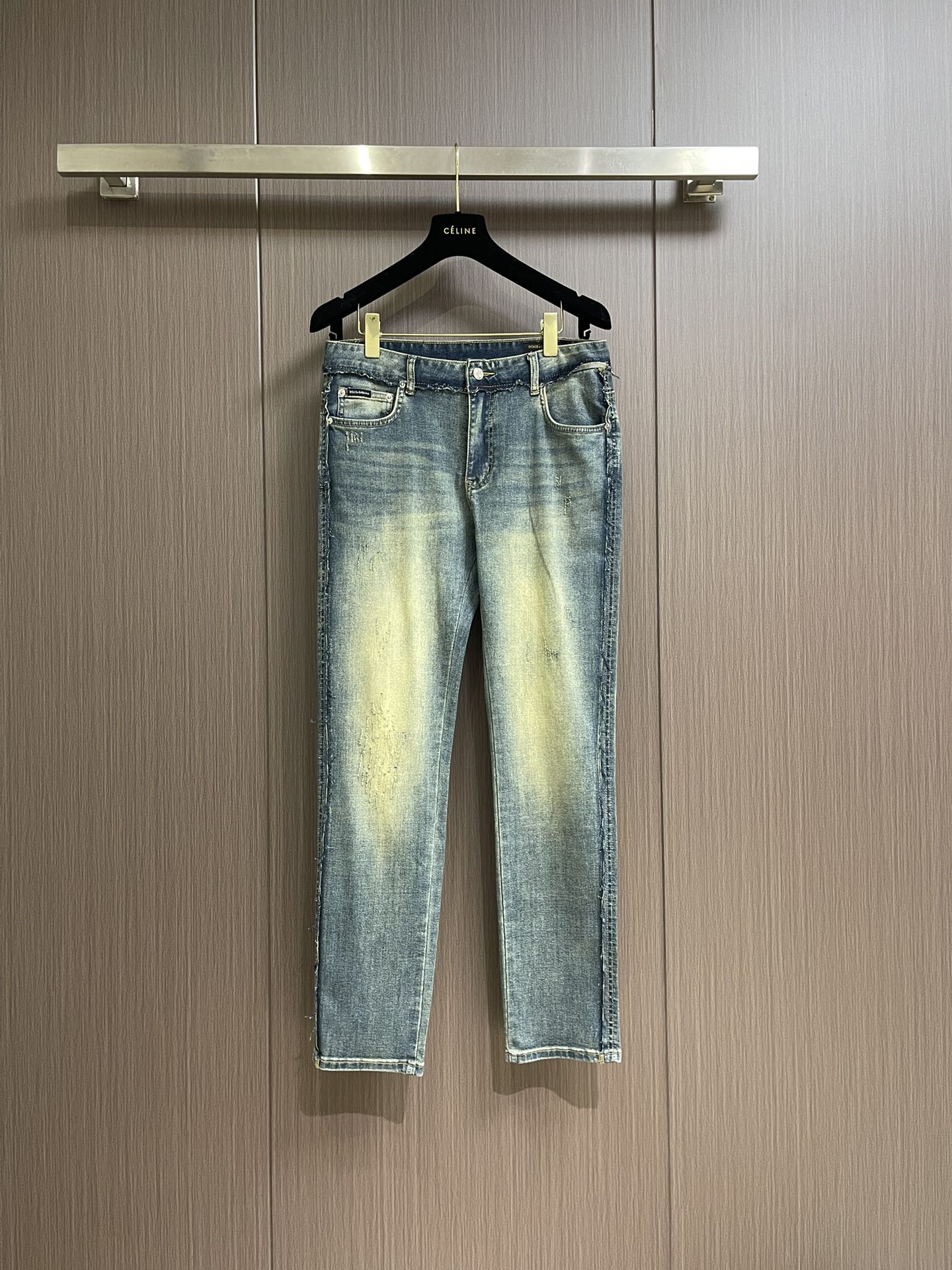 NO:118499,DG 2025SS early spring new men's straight jeans, the fabric has superior elasticity, strong bones and bones, no tightness on the upper body, excellent experience, wonderful, the metal accessories on the trousers are invincible in luxury, custom-made open mold engraving brand letter copper buckle metal style, each style needs to be customized independently, the cost and machine is expensive, and the metal accessories engraving electroplating is made of, the glossy SSS  level, the high level is shocking, demonstrating the extraordinary and superb craftsmanship, pleasing to the eye, while enriching the vision, it also greatly demonstrates the brand's sense of high quality, the details are handled in place, and the gold content is a magic pants!  The style is first-class, and the hip lifting is excellent in slimming. It can sweep the wardrobe with any top matching. It has extensive compatibility and is both business commuting and casual. It is satisfied with various daily outfits. It has a full upper body style, an invincible universal versatile pants, a must-have for fabric control and quality control. Size 29-38, 35, 37, Dolce & Gabbana, jeans, alexander wang19860909DG 2025SS早春新款男士直筒牛仔裤,面料自带优越的弹力,筋骨感很强,上身毫无紧绷感,体验感极好,妙不可言,裤身上面的金属辅件奢华感无敌,定制开模刻字品牌字母铜扣金属样式,每一个样式都需独立开模定制,造价成本机器昂贵,金属辅件刻字电镀打造制成,光泽感SSS 级别,水准之高令人震撼,彰显了非凡高超的匠心工艺,赏心悦目,在丰富视觉的同时也极大彰显了品牌的高级感,细节处理相当到位,含金量十足的一款神裤！版型剪裁一流,提臀修身显瘦效果极佳,可横扫衣橱任何的上装搭配,兼容性广泛,商务通勤休闲兼备,满足于日常各种穿搭,上身型款十足,无敌的万能百搭裤,面料控、品相控必入的一款神级裤王.尺码29-38 有35 无37,,Dolce&Gabbana,jeans,alexander wang,Men's clothing