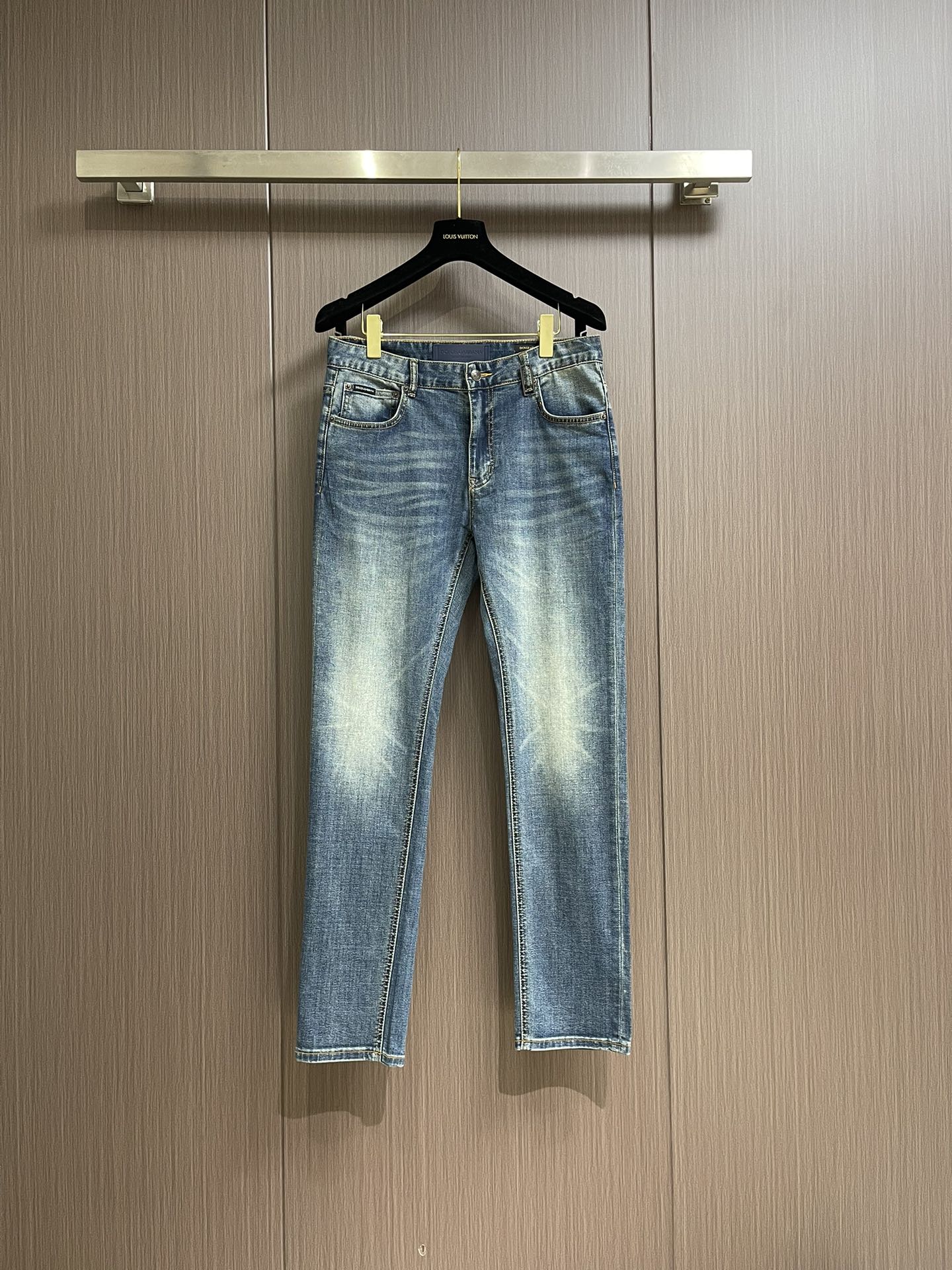 NO:118514,DG back bag logo jeans trousers, suitable for daily life and leisure. The denim fabrics used have been washed, polished and worn through multiple processes. The excellent style makes the trousers have a good upper body comfort. This is very important for jeans. Original hardware accessories are very design-oriented, full of details and workmanship. Size 29-38 35 37, Dolce & Gabbana, jeans, alexander wang19860909DG 后袋品牌标识logo牛仔长裤,生活休闲日常皆宜.选用的牛仔布料全部经过多道工序洗水、打磨、做旧处理 极好的版型使的裤装有很好的上身舒适度,牛仔裤这点非常非常重要.客供原版五金辅料,极具设计感, 十足的细节、做工之处处到位尺码29-38 有35 无37,,Dolce&Gabbana,jeans,alexander wang,Men's clothing