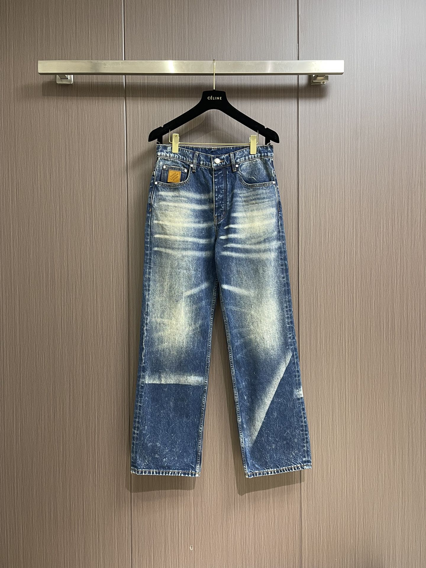 NO:121619,lv sun faded jeans are made of cotton denim to create a loose silhouette, and appear in the 2025 spring and summer show with sun fading effect. The left chest pocket embellishes marque lvuitton deposee suede patches, pearlescent buttons and studs to show elegant atmosphere. The overall wiring is straight and delicate, the fabric is comfortable and soft, and the color is consistent and has no color difference. It can be matched with the same style to create a fashionable look, and control various occasions, customize auxiliary materials, complete three standards, the same style for men and women!  Size 30-32-34-36, louis vuitton,jeans,alexander wang19860909lv 日晒褪色牛仔裤,采用棉质丹宁布塑造宽松廓形,以日晒褪色效果亮相 2025 春夏秀场.左侧胸袋点缀 marque lvuitton deposee 绒面贴饰,珠光纽扣和饰钉彰显雅致气息,整体走线平直细腻,面料舒适柔软,颜色一致无色差 能与同款搭配营造时尚造型,驾驭各种场合,定制辅料,三标齐全,男女同款！尺码30-32-34-36,,louis vuitton,jeans,alexander wang,Men's clothing