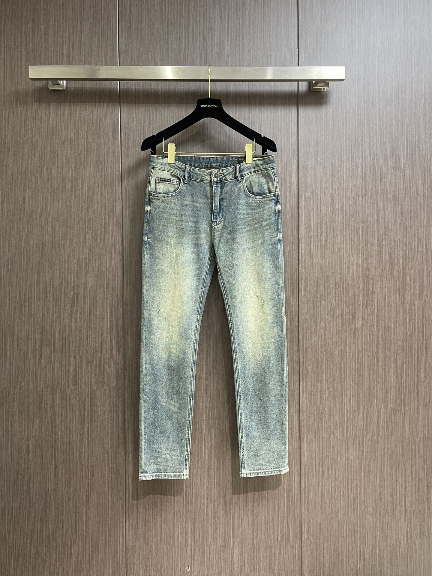 NO:118512,DG 2025ss Spring and Summer New Wash Men's Casual Jeans, a pair of jeans with a strong tone, are all fashionable and reincarnation, so for the denim category, such reincarnation is especially dense!  The jeans are made of imported daily denim denim cotton cloth, and are washed and ground into white with heavy industry, and have a super high appearance!  It is also not as comfortable as it is not as good as the fabric is soft and skin-friendly and elastic, and it also takes into account excellent sweat-relief and breathable properties, which can also be worn all year round!  The back pocket is full of recognition metal nameplate ornament and the details of the matte lacquered metal buttons engraved with words, which show the brand identity in a low-key and restrained manner!  Classic small straight jeans style cut, the upper body can modify all imperfect leg shapes, instantly pulling the identity into a golden ratio effect, which is very worthy of being included in men's wardrobe. Size 29-38 There are 35 No 37, Dolce & Gabbana, jeans, gold, alexander wang19860909DG 2025ss春夏新品水洗男士休闲牛仔裤,腔调感极强的一款牛仔裤,都是时尚是个轮回,那么于牛仔类别而言这样的轮回尤其密集！该牛仔裤采用客供进口日制丹宁牛仔棉布制成,重工水洗磨白,颜值度超级高！舒适度方面同样也不安下风,面料柔软亲肤有弹力,同时兼顾出色的排汗透气性,可兼顾一年四季穿着搭配！后兜充满辨识度的金属铭牌贴饰,以及刻有字样的哑光漆面金属纽扣细节,低调内敛的展现出品牌身份！经典小直筒牛仔裤版型剪裁,上身能够修饰所有不完美的腿型,瞬间将身份拉分成黄金比例效果,非常值得被收入男士的衣橱之中.尺码29-38 有35 无37,,Dolce&Gabbana,jeans,gold,alexander wang,Men's clothing