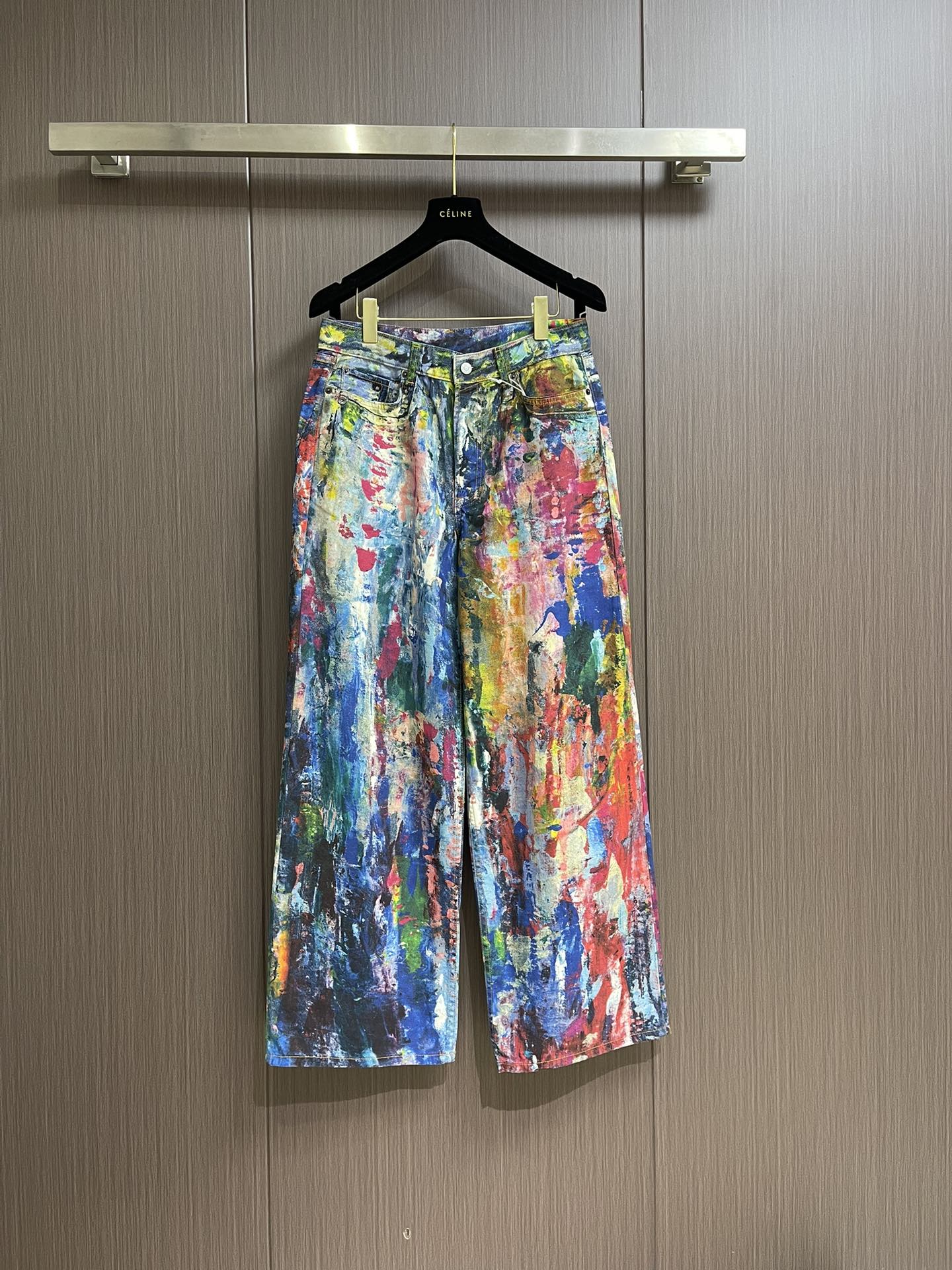 NO:118518,acne studios Colored oil painting jeans trousers, this oil painting trousers is definitely an upgraded difficulty than the previous pendant trousers. I tried using the fabric of the back pendant trousers before, but found that the original color could not be restored at all. It was only seven minutes like it was printed. I found another partner's fabric customization later. The fabric background color will be deeper than the original, and the thickness is close to the original. It can be truly achieved by printing and positioning the color and solving the problem of insufficient color. This fabric can be said to be specially created for this trousers. All the printings are scanned in a fixed point, and the car line of the trouser legs is also fixed to the same color, the density is the same, and the location of the date is the same. The new fabric used this time is different from the previous 1981m printed trouser fabric, and 14oz can only match the cotton and linen bottom fabric with 3D  Printed oil paintings with fall colors, 1981 loose style, super handsome for both men and women, with a 666 turnover rate, the whole pair of pants is a 3D digital print, the misalignment effect of red and blue collision is even a bit of Monet's hazy feeling. Size 36-38-40-42 Counter codes Please report waist circumference when placing an order, acne studios, dior, alexander wang19860909acne studios 彩色油画牛仔长裤,这款油画裤绝对是比打印之前的挂坠裤难度升级,之前试过用回挂坠裤的面料,发现根本还原不到原版的色调,打印起来只有七分像,后面单独找了另外合作商的面料定制,面料底色会比原来的深点,厚薄度也跟原版接近,并且真正做到打印落色定位和解决色调不够的问题,这款面料可以说专门为这款裤子所诞生的,印花全部都是定点扫描,裤脚的车线也是定染同色,密度一致,打枣位置也是一致,这次用的新面料不同之前1981m的打印裤面料,14oz单独定制棉麻底部面料才能配合3d 打印油画落色,1981宽松的版型,不管在男女身上都超级帅,回头率是666,整条裤子是3d的数码印花,采用红蓝对撞的错位效果甚至有点莫奈的朦胧感.尺码36-38-40-42 专柜码数 下单请报腰围,,acne studios,dior,alexander wang,Men's clothing