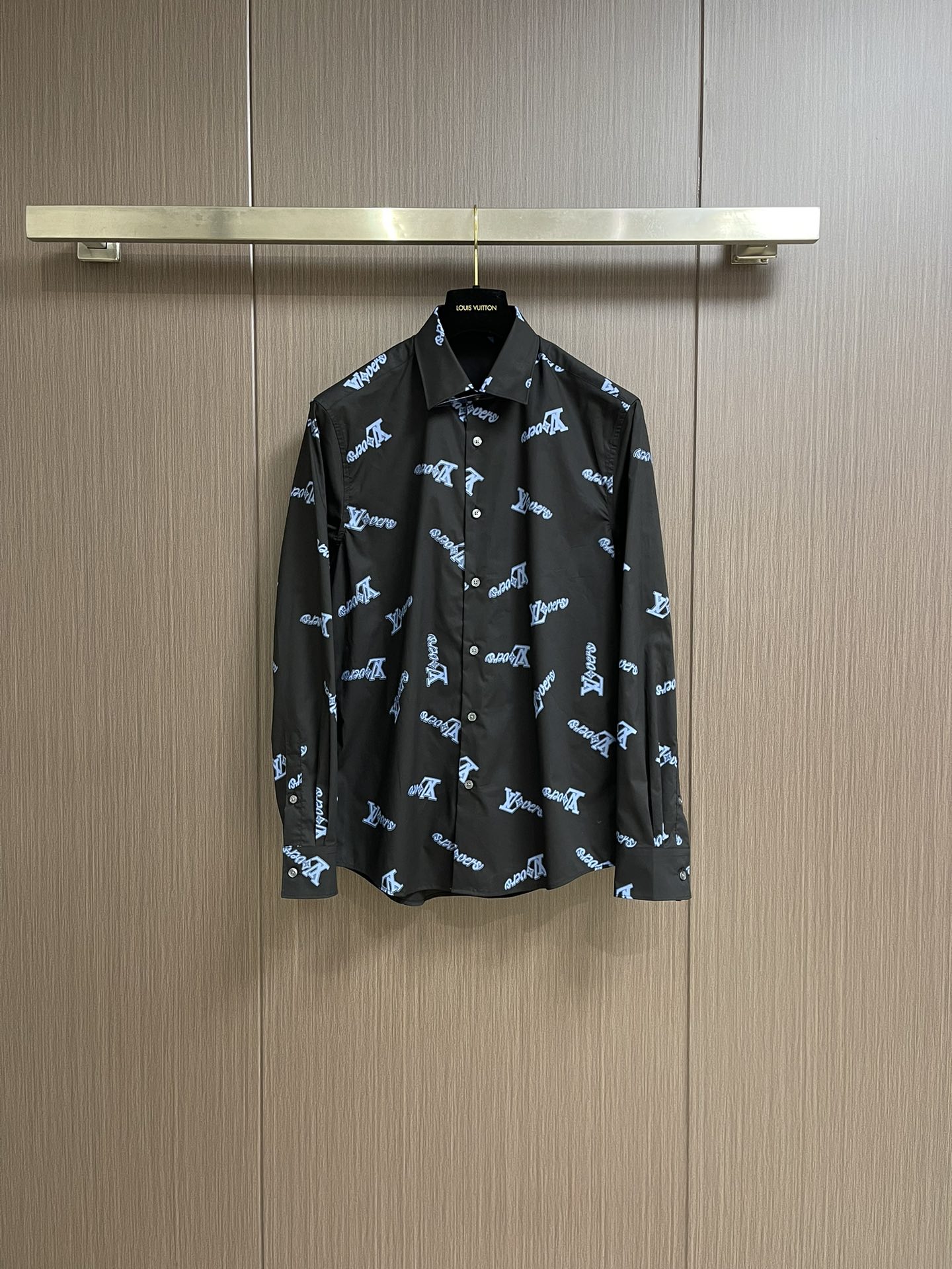 NO:120304,LV 2025fw Show full-print logo barrage long-sleeved shirt, the fabric is made of fixed weaving and the original feel, and high-quality pure cotton fabric!  Classic logo collection, printed environmentally friendly color fixing treatment, anti-shrinkage treatment!  Overall size is large, custom buttons and accessories, quality can be seen at the naked eye. Size S-XXL S S S width 46 bust 102 Clothes length 76 Sleeve length 64 M Sleeve width 47 bust 106 Clothes length 77 Sleeve length 65 L Sleeve width 48 Clothes length 110 Clothes length 78 Sleeve length 66 XL Sleeve width 49 bust 114 Clothes length 79 Sleeve length 67 XXL Sleeve width 50 bust 118 Clothes length 80 Sleeve length 68,,louis vuitton,shirts,alexander wang19860909LV 2025fw 秀款满印logo弹幕长袖衬衫,面料采用定织与原版手感一致,高质感纯棉面料！经典logo大集合 印花环保固色处理,防缩处理！整体版型偏大 定制纽扣与辅料,品质肉眼可见.尺码S-XXL S码肩宽46胸围102 衣长76 袖长64 M码肩宽47胸围106 衣长77 袖长65 L码肩宽48 胸围110 衣长78 袖长66 XL码肩宽49胸围114 衣长79 袖长67 XXL码肩宽50 胸围118 衣长80 袖长68,,louis vuitton,shirts,alexander wang,Men's clothing