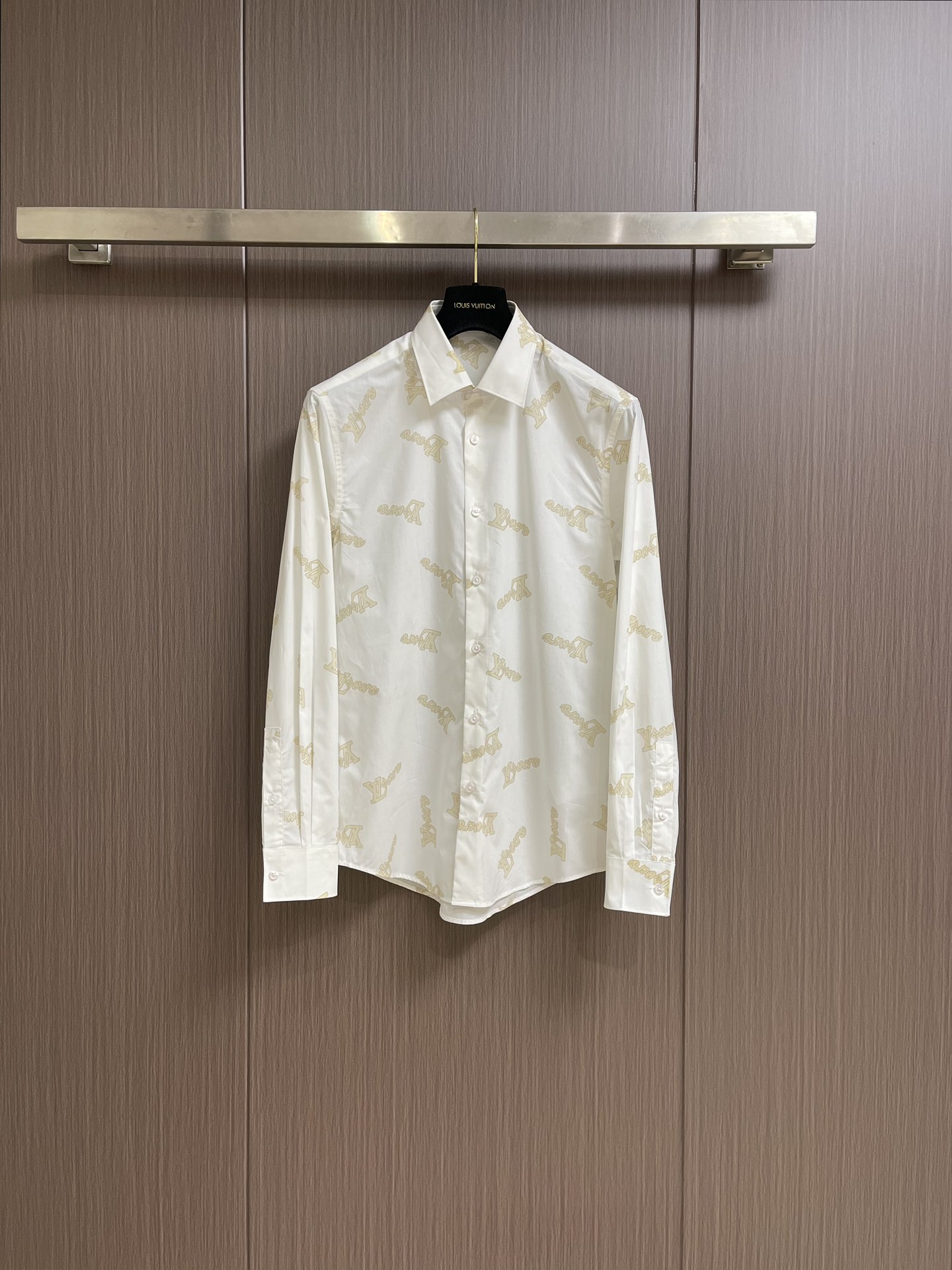 NO:120306,LV 2025fw Show full-print logo barrage long-sleeved shirt, the fabric is made of fixed weaving and the original feel, and high-quality pure cotton fabric!  Classic logo collection, printed environmentally friendly color fixing treatment, anti-shrinkage treatment!  Overall size is large, custom buttons and accessories, quality can be seen at the naked eye. Size S-XXL S S S width 46 bust 102 Clothes length 76 Sleeve length 64 M Sleeve width 47 bust 106 Clothes length 77 Sleeve length 65 L Sleeve width 48 Clothes length 110 Clothes length 78 Sleeve length 66 XL Sleeve width 49 bust 114 Clothes length 79 Sleeve length 67 XXL Sleeve width 50 bust 118 Clothes length 80 Sleeve length 68,,louis vuitton,shirts,alexander wang19860909LV 2025fw 秀款满印logo弹幕长袖衬衫,面料采用定织与原版手感一致,高质感纯棉面料！经典logo大集合 印花环保固色处理,防缩处理！整体版型偏大 定制纽扣与辅料,品质肉眼可见.尺码S-XXL S码肩宽46胸围102 衣长76 袖长64 M码肩宽47胸围106 衣长77 袖长65 L码肩宽48 胸围110 衣长78 袖长66 XL码肩宽49胸围114 衣长79 袖长67 XXL码肩宽50 胸围118 衣长80 袖长68,,louis vuitton,shirts,alexander wang,Men's clothing