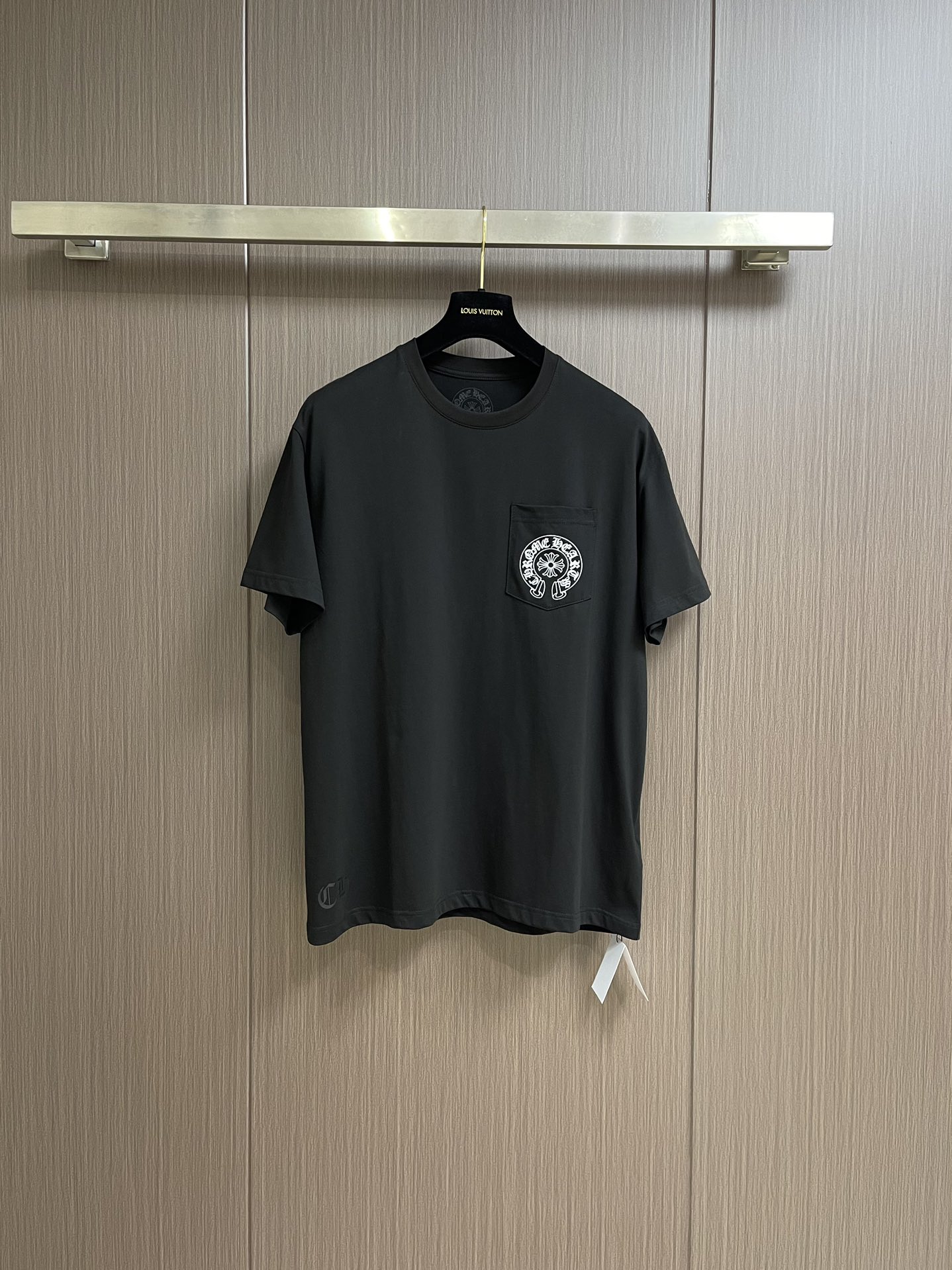 NO:120291,chrome hearts CH urban limited printed short-sleeved T-shirt, the fabric is made of 26 knitted 200 grams of cotton, ready-to-wear washing process, the printing adopts ink printing process   light glue process, the overall wiring is straight and delicate, the fabric is comfortable and soft, the color is consistent and there is no color difference. It can be matched with the same style to create a fashionable look, control various occasions, customize auxiliary materials, complete three standards, the same style for men and women!  Size S-M-L, chrome hearts, T-shirt,tees, t-shirt,alexander wang19860909chrome hearts CH 城市限定印花短袖T恤,面料采用26织200克全棉材质,成衣水洗工艺,印花采用油墨印花工艺＋光胶工艺,整体走线平直细腻,面料舒适柔软,颜色一致无色差 能与同款搭配营造时尚造型,驾驭各种场合,定制辅料,三标齐全,男女同款！尺码S-M-L,,chrome hearts,T-shirt,tees，t-shirt,alexander wang,Men's clothing