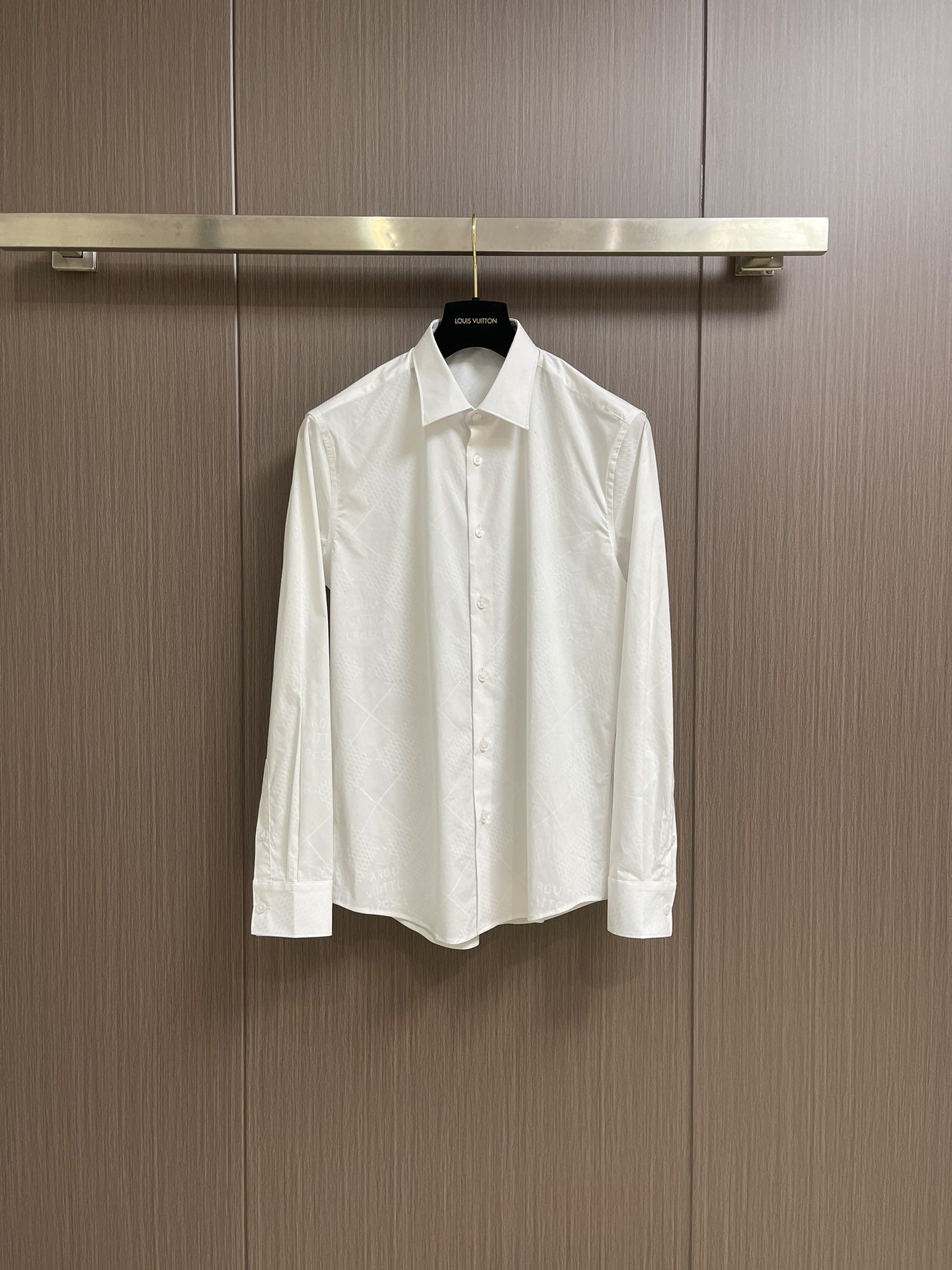 NO:120308,LV 2025SS early spring new chessboard jacquard long-sleeved shirt, spandex blended micro-elastic fabric, mercerized, delicate texture, three-dimensional cut style. Size S-XXL S S S width 46 bust 102 Clothes 76 Sleeve length 64 M Sleeve width 47 bust 106 Clothes 77 Sleeve length 65 L Sleeve width 48 Clothes 110 Clothes 78 Sleeve length 66 XL Sleeve width 49 bust 114 Clothes 79 Sleeve length 67 XXL Sleeve width 50 bust 118 Clothes 80 Sleeve length 68,,louis vuitton,shirts,alexander wang19860909LV 2025SS早春新品棋盘格提花长袖衬衫,氨纶混纺微弹面料,经过丝光处理,质感细腻,立体剪裁的版型.尺码S-XXL S码肩宽46胸围102 衣长76 袖长64 M码肩宽47胸围106 衣长77 袖长65 L码肩宽48 胸围110 衣长78 袖长66 XL码肩宽49胸围114 衣长79 袖长67 XXL码肩宽50 胸围118 衣长80 袖长68,,louis vuitton,shirts,alexander wang,Men's clothing