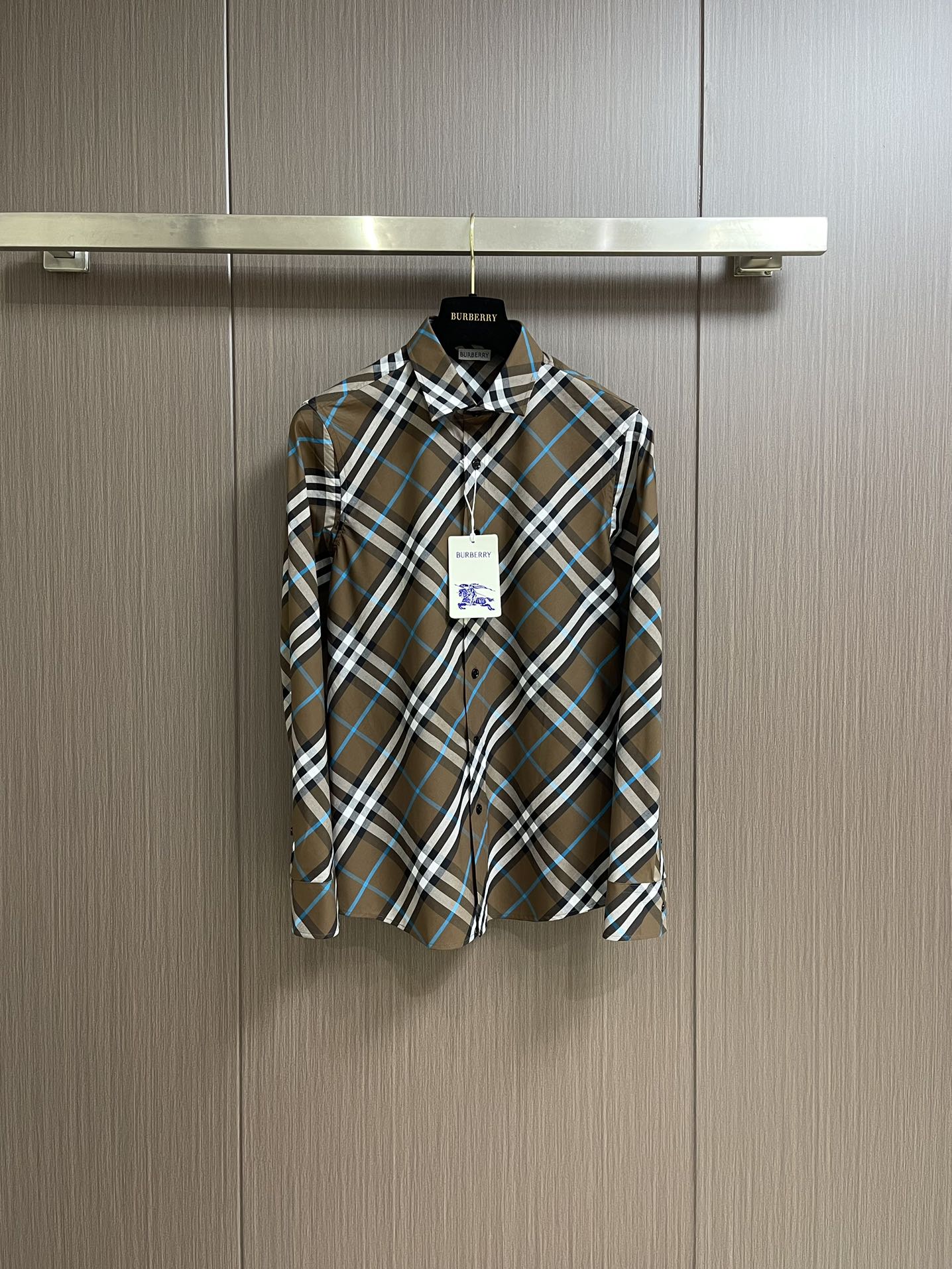 NO:120310,Burberry 2025ss new plaid parallel long-sleeved shirt, the fabric is made of nylon fixed plaid pattern to ensure the wear resistance and wrinkle resistance of the body. The whole body is cut according to the access control alignment textbook, infrared laser positioning paper pattern, complete three standards, assembly line factory ready-made garments, neat wiring. Size S-XXL S S S S width 46 bust 102 Clothes 76 Sleeves 64 M S S S width 47 bust 106 Clothes 77 Sleeves 65 L S length 48 Clothes 110 Clothes 78 Clothes 66 XL S length 49 Clothes 114 Clothes 79 Clothes 67 XXL S shoulder width 50 Clothes 118 Clothes 80 Clothes 68 Clothes 68 Clothes 110 Clothes 78 Clothes 66 Clothes 114 Clothes 79 Clothes 67 Clothes 50 Clothes 118 Clothes 80 Clothes 68 Clothes 68 Clothes 110 Clothes 78 Clothes 66 Clothes 114 Clothes 79 Clothes 67 Clothes 50 Clothes 118 Clothes 80 Clothes 68 Clothes 68 Clothes 118 Clothes 80 Clothes 68 Clothes 68 Clothes 110 Clothes 78 Clothes 66 Clothes 19 Clothes 110 Clothes 78 Clothes 66 Clothes 19 Clothes 19 Clothes 19 Clothe19860909Burberry 2025ss新款格子对位长袖衬衫,面料采用锦纶定织格纹图案,确保衣身的耐磨性和抗皱性.全身根据门禁对位教材,红外线激光定位纸样切割 三标齐全,流水线大厂成衣,走线工整.尺码S-XXL S码肩宽46胸围102 衣长76 袖长64 M码肩宽47胸围106 衣长77 袖长65 L码肩宽48 胸围110 衣长78 袖长66 XL码肩宽49胸围114 衣长79 袖长67 XXL码肩宽50 胸围118 衣长80 袖长68,,burberry,shirts,alexander wang,Men's clothing