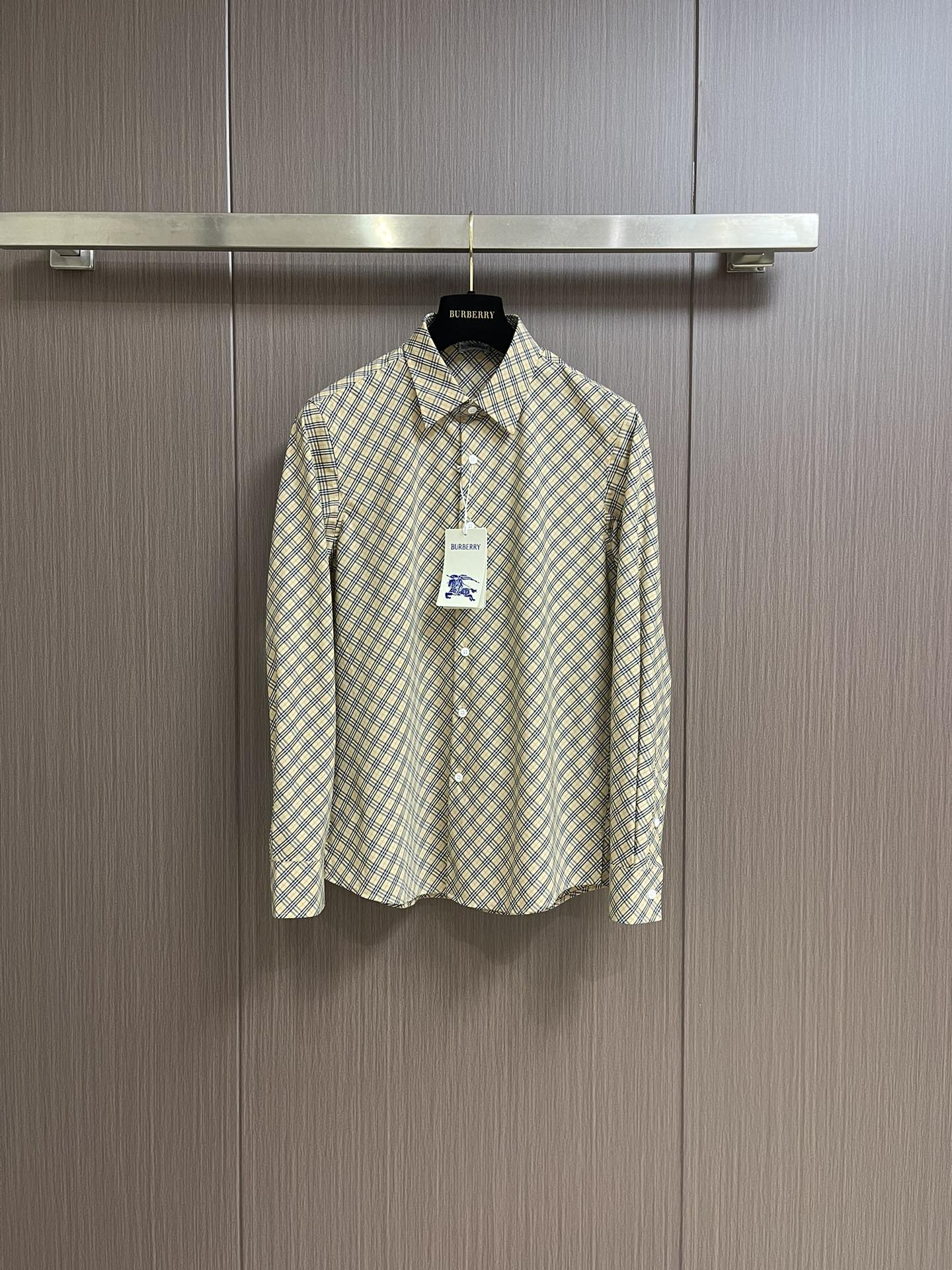 NO:120312,Burberry 2025ss new small plaid parallel long-sleeved shirt, the fabric is made of nylon fixed plaid pattern to ensure the wear resistance and wrinkle resistance of the body. The whole body is cut according to the access control alignment textbook, infrared laser positioning paper pattern, complete three standards, assembly line factory ready-made garments, neat wiring. Size S-XXL S S S S width 46 bust 102 Clothes 76 Sleeves 64 M S S S width 47 bust 106 Clothes 77 Sleeves 65 L S length 48 Clothes 110 Clothes 78 Clothes 66 XL S length 49 Clothes 114 Clothes 79 Clothes 67 XXL S shoulder width 50 Clothes 118 Clothes 80 Clothes 68 Clothes 68 Clothes 110 Clothes 78 Clothes 66 Clothes 114 Clothes 79 Clothes 67 Clothes 50 Clothes 118 Clothes 80 Clothes 68 Clothes 68 Clothes 110 Clothes 78 Clothes 66 Clothes 19 Clothes 100 Clothes 108 Clothes 80 Clothes 68 Clothes 68 Clothes 110 Clothes 78 Clothes 66 Clothes 49 Clothes 114 Clothes 79 Clothes 67 Clothes 67 Clothes 50 Clothes 118 Clothes 80 Clothes 68 Clothes 68 Clothes 110 Clothes19860909Burberry 2025ss新款小格子对位长袖衬衫,面料采用锦纶定织格纹图案,确保衣身的耐磨性和抗皱性.全身根据门禁对位教材,红外线激光定位纸样切割 三标齐全,流水线大厂成衣,走线工整.尺码S-XXL S码肩宽46胸围102 衣长76 袖长64 M码肩宽47胸围106 衣长77 袖长65 L码肩宽48 胸围110 衣长78 袖长66 XL码肩宽49胸围114 衣长79 袖长67 XXL码肩宽50 胸围118 衣长80 袖长68,,burberry,shirts,alexander wang,Men's clothing