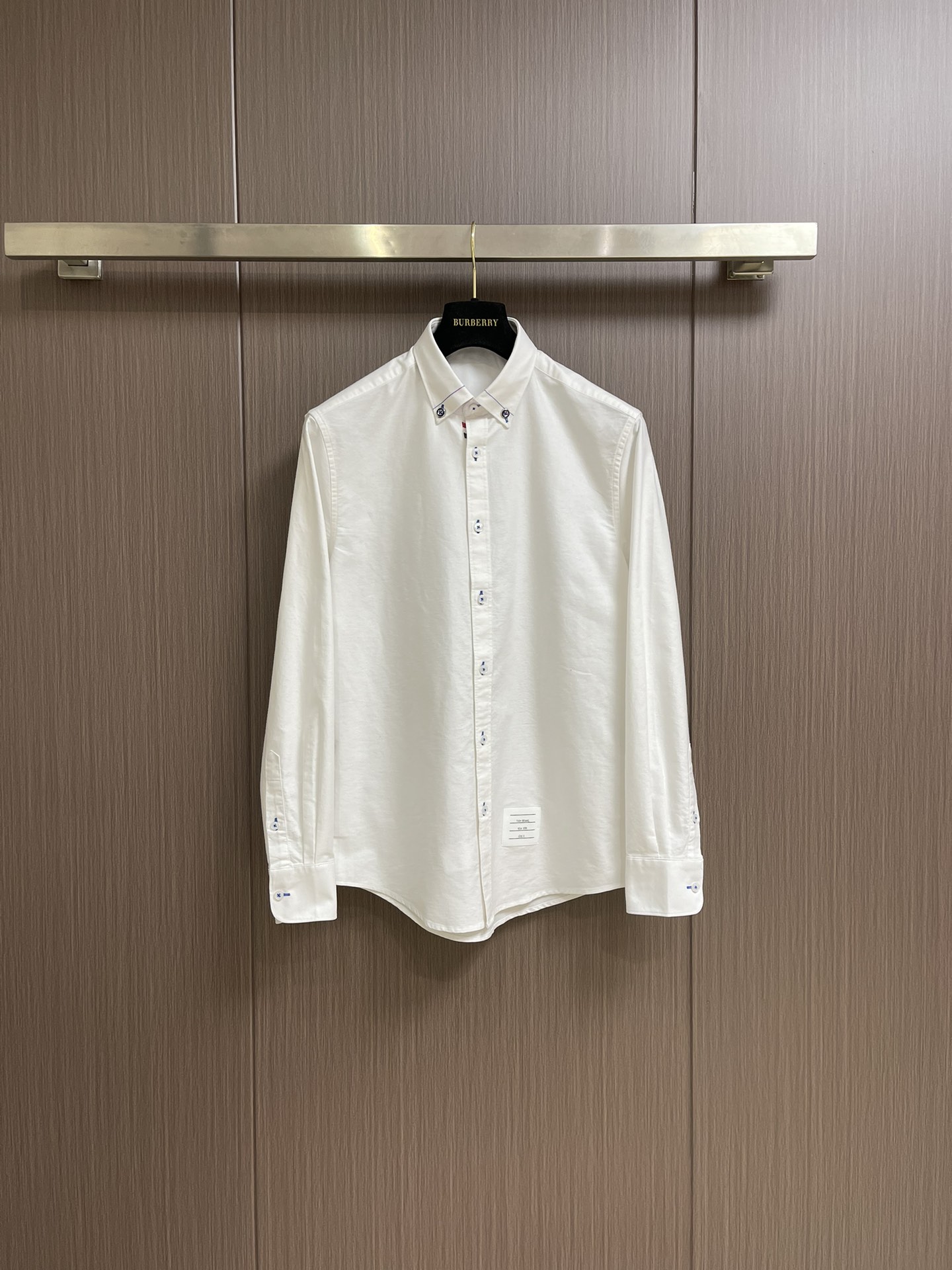 NO:120314,TB 2025SS summer new shirt Oxford spinning cloak webbing shirt, the fabric is made of customized Oxford spinning fabric, the composition cotton, neat thread, fine needle spacing, quality control guarantee, the buttons are transparent glass buttons, the fabric is breathable and comfortable. Size S-XXL S S shoulder width 46 bust 102 Clothes 76 Sleeve length 64 M S Shoulder width 47 bust 106 Clothes 77 Sleeve length 65 L S Shoulder width 48 Clothes 110 Clothes 78 Sleeve length 66 XL S Shoulder width 49 Bust 114 Clothes 79 Sleeve length 67 XXL S Shoulder width 50 Bust 118 Clothes 80 Sleeve length 68,,shirts,alexander wang19860909TB 2025SS夏季新款衬衫牛津纺门襟织带衬衣,面料采用定制牛津纺面料 成分棉 走线整齐 针距细密 品控保证 扣子采用透明琉璃扣 面料透气舒适.尺码S-XXL S码肩宽46胸围102 衣长76 袖长64 M码肩宽47胸围106 衣长77 袖长65 L码肩宽48 胸围110 衣长78 袖长66 XL码肩宽49胸围114 衣长79 袖长67 XXL码肩宽50 胸围118 衣长80 袖长68,,shirts,alexander wang,Men's clothing