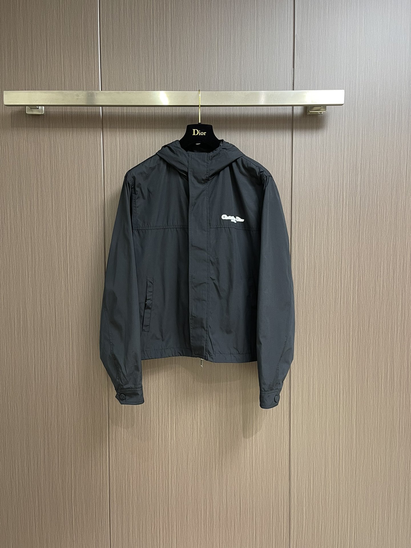 NO:120300,Dior luminous printed nylon hooded jacket jacket is made of customized technology nylon fabric. This fabric is very environmentally friendly and can reduce resource consumption and waste. At the same time, this kind of soft matte texture is high in strength, wear-resistant and durable, and is very easy to manage. The soft matte texture is woven with exclusive patented technology. It feels as smooth as silk, windproof and waterproof, and can be light enough to make you feel naked!  The ultra-abstract design style is delicate and comfortable to wear, and it is very light and not easy to wrinkle. The upper body is casual and stylish, with a certain degree of clarity, and it is definitely at the forefront of fashion!  Front and back luminous printing pattern design, special slurry printing process, wear resistance is 3 times higher than traditional screen printing!  Machine wash ten times still bright as new!  Because the material is light and thin, there will be no fluffy effect, and you won’t worry about looking fat. The elastic waist has no sense of restraint, whether static or dynamic, it can reflect the advantages of the layout without fancy and whistle. It is simple and elegant and elegant!  Customized zipper trademark, the overall wiring is straight and delicate, the fabric is comfortable and soft, the color is consistent and there is no color difference, which can be matched with the same style to create a fashionable look, and control various occasions, customize auxiliary materials, complete three standards, the same style for men and women!  Size 46-52, Dior, Jackets & coats, Jackets & coats, Hats, Alexander wang19860909Dior 发光印花尼龙连帽夹克外套,采用定制科技尼龙面料制作,这种面料非常环保,能减少资源消耗和废弃物；同时这种强度高,耐磨耐用,非常好打理,经独家专利技术织成的柔雾哑光肌理顶级尼龙.触感如丝绸般顺滑,防风防水还能轻盈到穿出裸感！超前卫设计风格细腻舒适穿着非常轻便不易起皱,上身休闲有型,有一定的挺括度,绝对走在时尚最尖端！前后发光印花图案设计,特种拉浆印花工艺,耐磨性比传统丝网印花提升3倍！机洗十次依旧鲜亮如新！因为材质轻薄所以不会出现蓬松效果更不担心显胖,松紧腰头没有束缚感不管静态还是动态都能体现版型优势没有花里胡哨,简简单单中尽显高级质感！定制拉链商标,整体走线平直细腻,面料舒适柔软,颜色一致无色差能与同款搭配营造时尚造型,驾驭各种场合,定制辅料,三标齐全,男女同款！尺码46-52,,dior,jackets & coats,jackets & coats,hats,alexander wang,Men's clothing