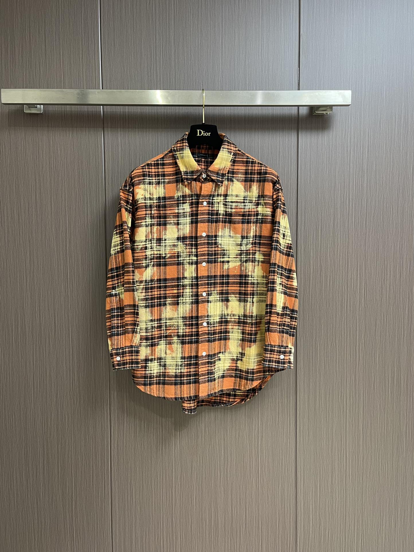 NO:120296,R13 tie-dye plaid long-sleeved lapel shirt, which uses customized cotton fabric, the fabric is washed many times, and the heavy work is made of aging gradient. The fabric is light and thin, and the shoulder-falling style is worn, the whole body of the garment is worn, fermented, lightly covered with aging color, and then the wool burning process is carried out. The overall effect is restored according to yb, the garment is dyed and washed and used for an old process. Then the chest is tie-dyeed, which shows a gradient effect with the lower half. The neckline, hem and cuffs are slightly worn and more in line with the overall tone. Customized auxiliary materials are complete, and the same style for men and women!  Size 46-48-50-52,,shirts,alexander wang19860909R13扎染格子长袖翻领衬衫,采用定制棉质面料,面料多次水洗,重工做旧渐变,面料较为轻薄,落肩版型,成衣全身磨破,酵洗,轻微套做旧颜色,再进行烧毛工艺,整体效果按照yb还原,成衣染色水洗做旧工艺,然后把胸前的部分做出扎染的感觉,与下半部分呈现了渐变的效果,领口、下摆与袖口少许磨破更加契合整体调性,定制辅料,三标齐全,男女同款！尺码46-48-50-52,,shirts,alexander wang,Men's clothing