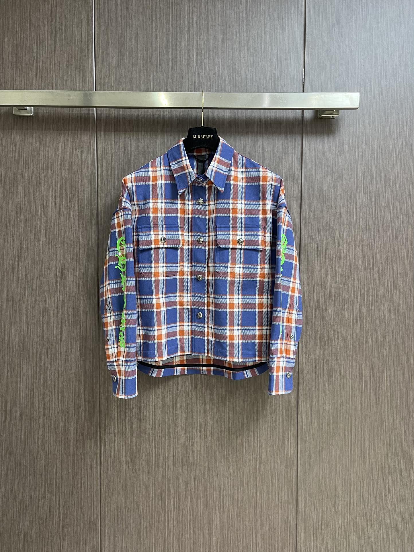 NO:120298,CH 2025fw Croxin new striped plaid spliced ​​silver button cardigan shirt, using fixed wool blend fabric, the fabric contains wool ingredients, the texture is very good, the plaid is all the alignment, each size is parallel, each plaid is parallel, not only does the fabric but also the labor-time details are very delicate, the sleeve logo printing uses a special slurry printing process, its characteristic is to use a high-performance glue to print to create a sense of layer on the printing pattern, the new yb molded auxiliary materials buttons and pocket silver jewelry is customized with silver plating material, which is consistent with yb button buttons and snaps. The oversized version is truly restored. Size S-XL, versace, chrome hearts, shirts, alexander wang19860909CH 2025fw克罗心新款条纹格子拼接银扣开衫衬衫,采用定织定染羊毛混纺面料面料是含有羊毛成分,质感非常好格子全部都是对位车线每个尺码每一处格子拼接处都是对位的不仅费布料还费工时细节非常精致袖子logo印花运用特种拉浆印花工艺其特点是使用具有叠高性能的胶浆来印花使印花图案上创造出一种层次感配套全新yb开模的辅料纽扣和口袋银饰是采用镀银foti材质定制开发与yb一致的袖口做纽扣按扣设计搭配宽松的 oversized版型做到真正意义上还原zg 尺码S-XL,,versace,chrome hearts,shirts,alexander wang,Men's clothing