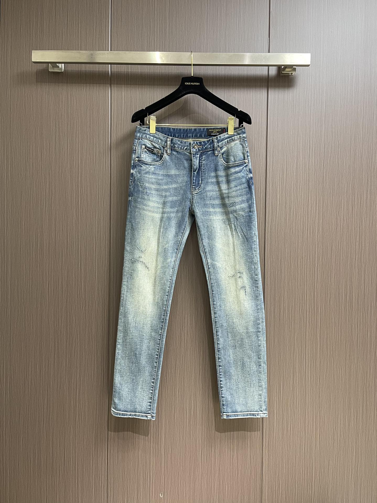 NO:120297,DG back bag logo jeans trousers, suitable for daily life and leisure. The denim fabrics used have been washed, polished and worn through multiple processes. The excellent style makes the trousers have a good upper body comfort. This is very important for jeans. Original hardware accessories are very design-oriented, full of details and workmanship. Size 29-38 35 37, Dolce & Gabbana, jeans, alexander wang19860909DG 后袋品牌标识logo牛仔长裤,生活休闲日常皆宜.选用的牛仔布料全部经过多道工序洗水、打磨、做旧处理 极好的版型使的裤装有很好的上身舒适度,牛仔裤这点非常非常重要.客供原版五金辅料,极具设计感, 十足的细节、做工之处处到位尺码29-38 有35 无37,,Dolce&Gabbana,jeans,alexander wang,Men's clothing