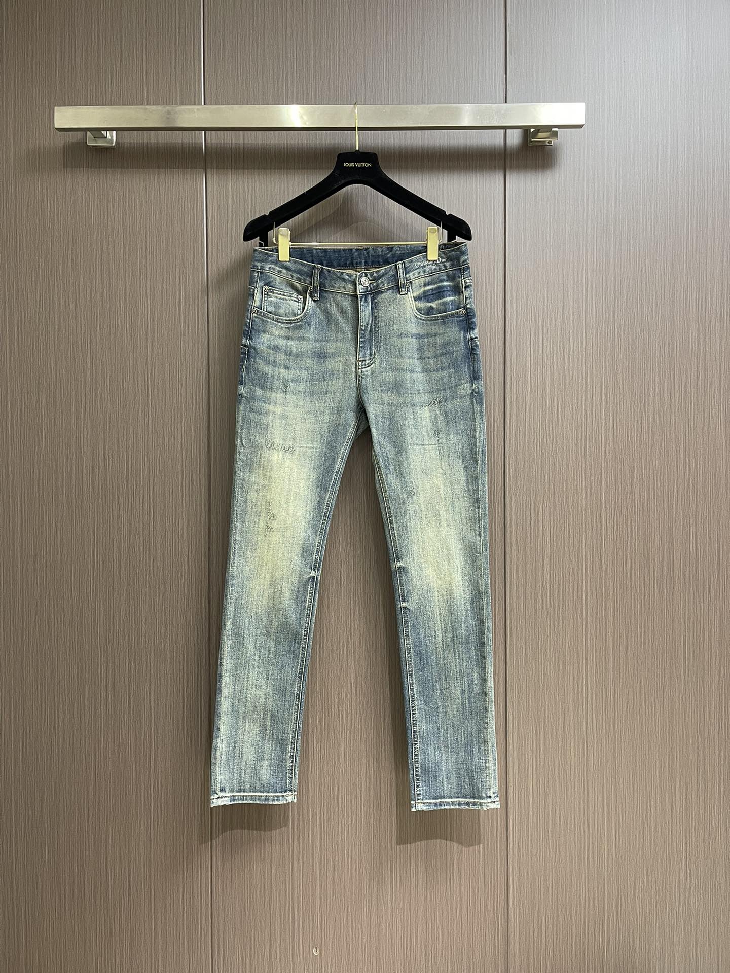 NO:120299,Dior new logo jeans imported Turkish pure cotton denim fabric. Beautiful color, breathable, slim fit. Micro-stretch fabric. Randomly versatile. Long-term washing and no deformation. The color will become more and more natural after years. The upper body effect is excellent. The elegant and elegant tailoring, the design is constantly innovating, but always maintains noble and elegant style and taste. The charm of fashion. The style is small straight and fashionable. Size 29-38 35 37,,dior,jeans,alexander wang19860909Dior 新款标识牛仔裤 进口土耳其纯棉牛仔牛面料 色泽靓丽,透气,修身版型 微弹力面料 随意百搭 久洗不变形 不变色 经过岁月流逝颜色会越来越自然 上身效果极佳.大方优雅的剪裁,设计不断创新却始终保持着高贵优雅的风格和品位 演绎时尚魅惑 版型小直筒 时尚佳品.尺码29-38 有35 无37,,dior,jeans,alexander wang,Men's clothing